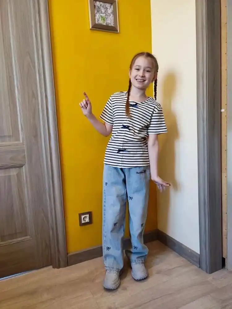 Ayollar uchun baland belli mom jeans – turli rangdagi denim shimlar, jinsi shimlar