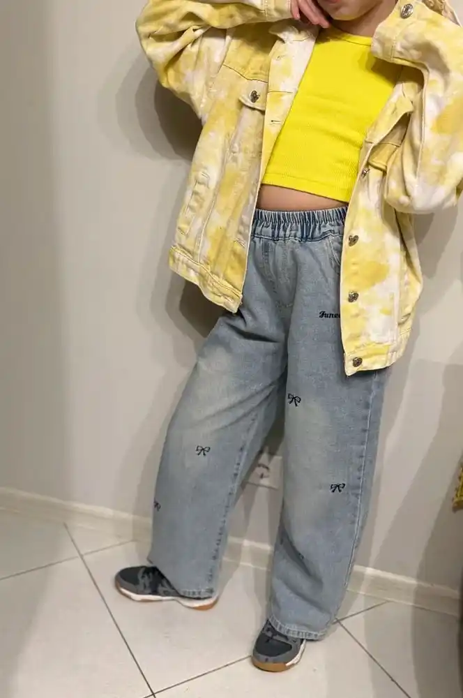 Ayollar uchun baland belli mom jeans – turli rangdagi denim shimlar, jinsi shimlar