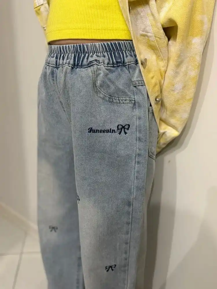 Ayollar uchun baland belli mom jeans – turli rangdagi denim shimlar, jinsi shimlar