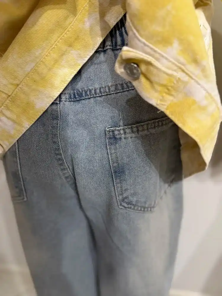 Ayollar uchun baland belli mom jeans – turli rangdagi denim shimlar, jinsi shimlar
