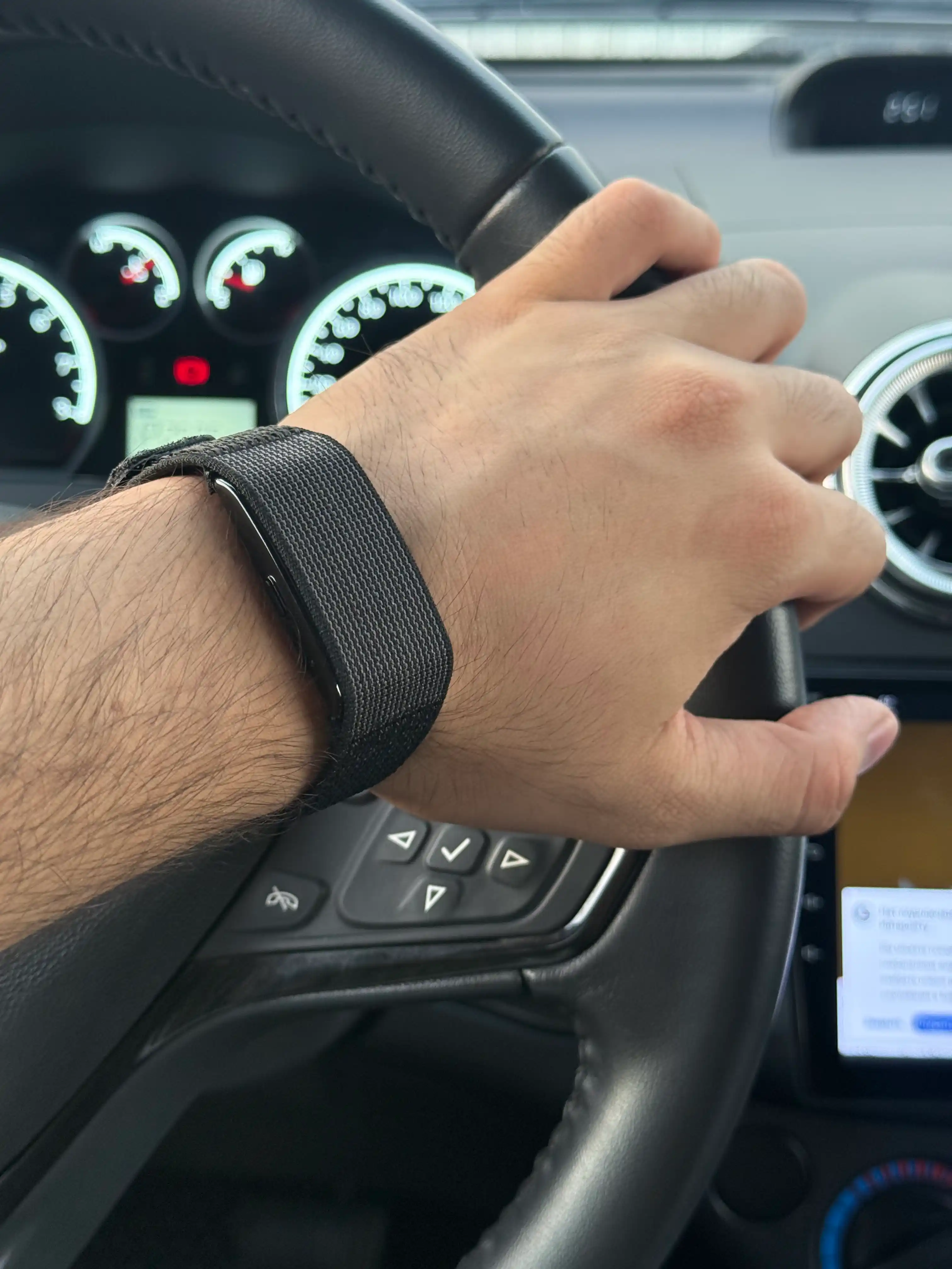 Smart Bracelet fitnes bilaguzugi yengil, qulay va WHP obunasi orqali cheksiz foydalanish imkoniyatiga ega