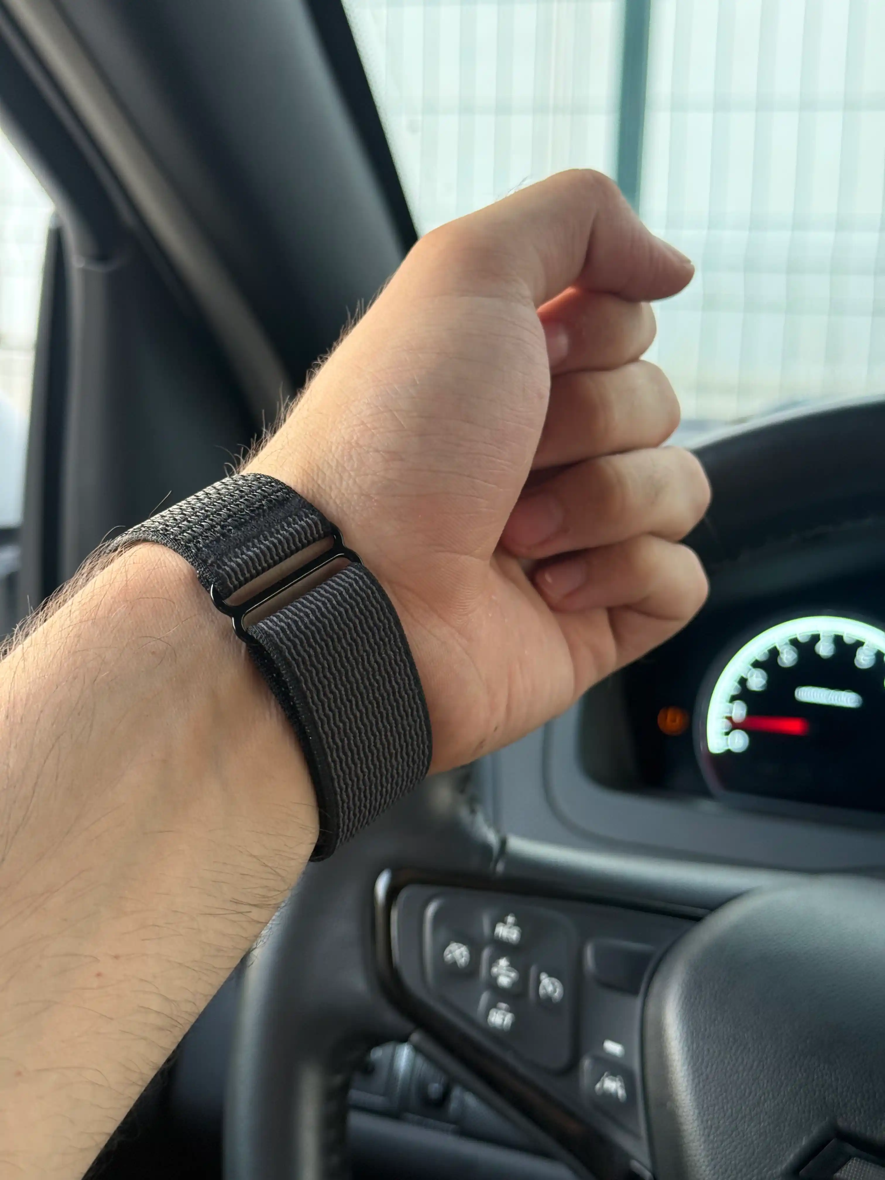 Smart Bracelet fitnes bilaguzugi yengil, qulay va WHP obunasi orqali cheksiz foydalanish imkoniyatiga ega