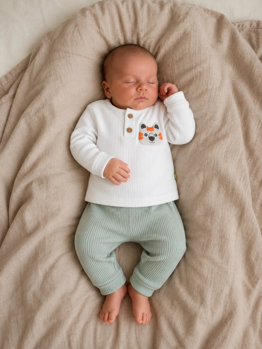 Chaqaloqlar uchun ikki qismdan iborat kiyim to'plami