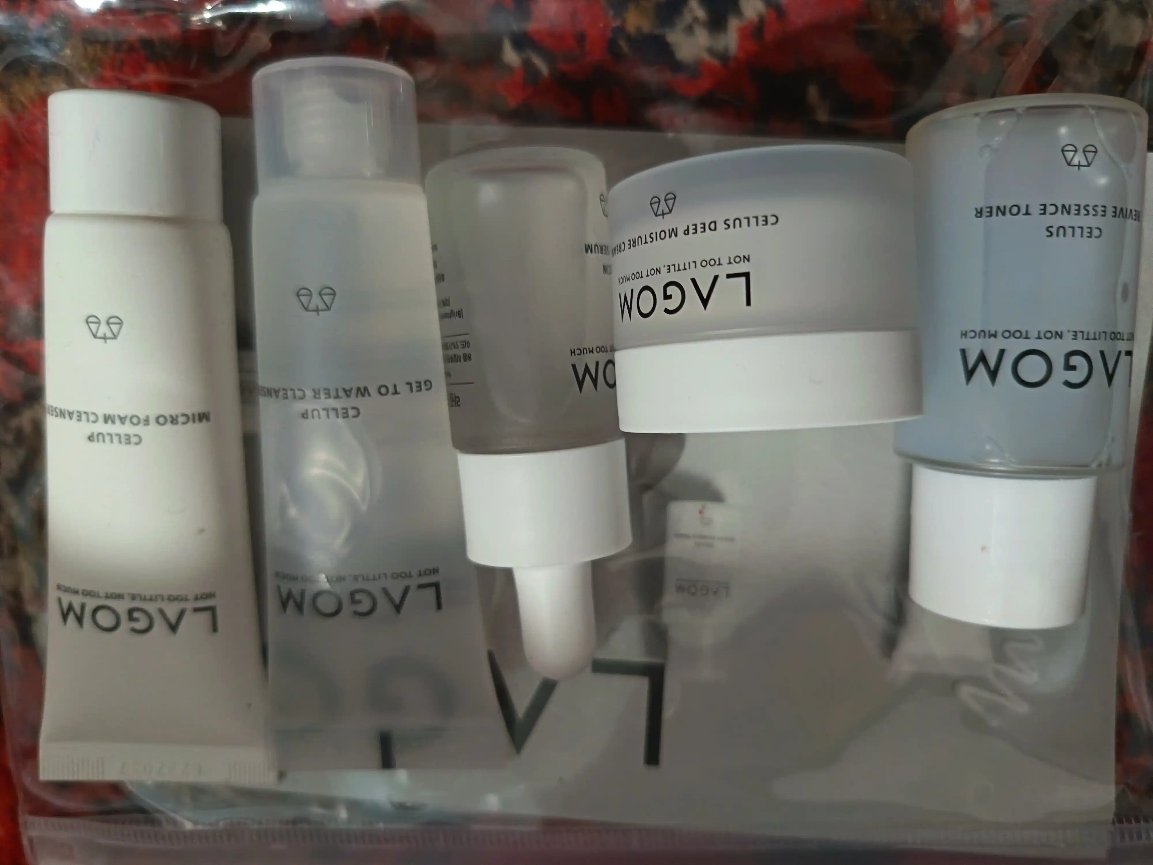 LAGOM TRAVEL KIT 5 в 1 набор средств с косметичкой, пенка, гель, тонер, сыворотка, крем