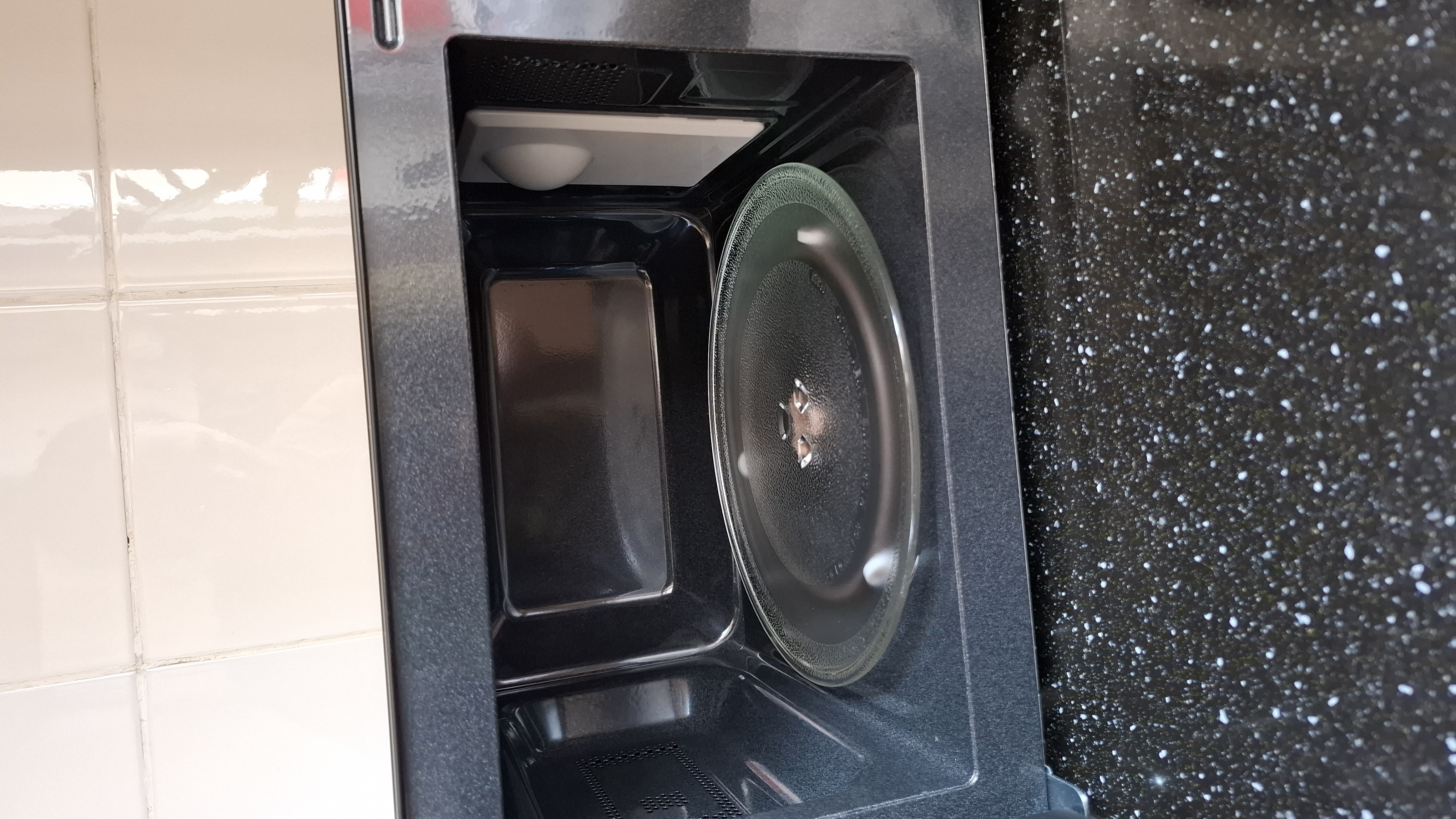Midea MM 720C2MV Mikroto'lqinli pech, 8 ta dastur, bug' bilan tozalash tizimi