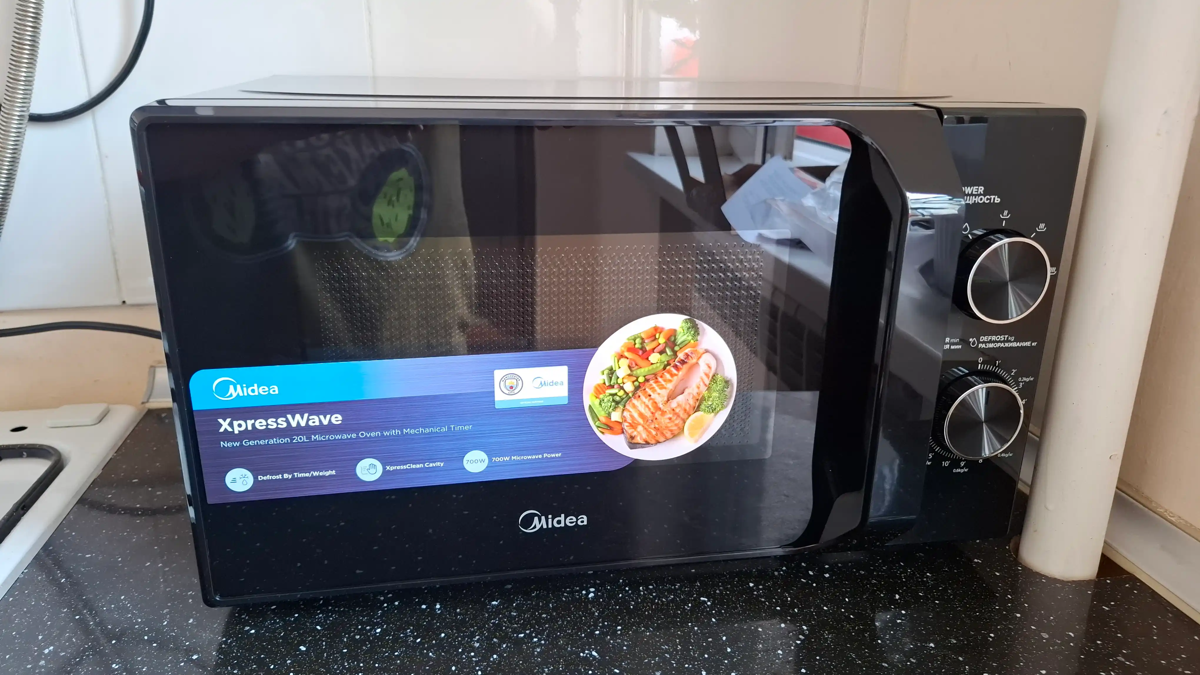 Midea MM 720C2MV Mikroto'lqinli pech, 8 ta dastur, bug' bilan tozalash tizimi