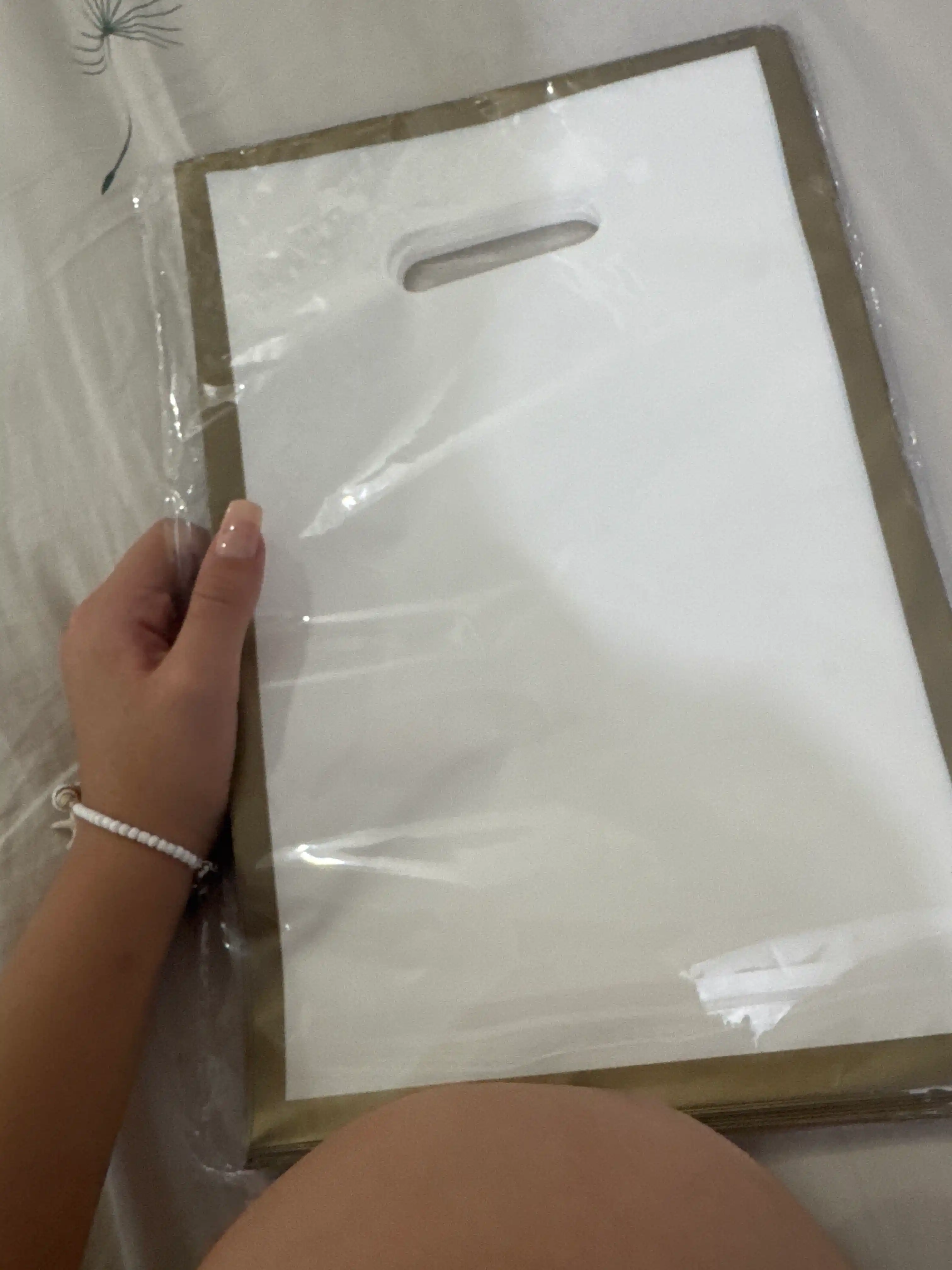 Sovg‘a paketlari 30×20 sm o‘lchamli, bir xil rangli, oltin hoshiyali zich, 3 xil rangda