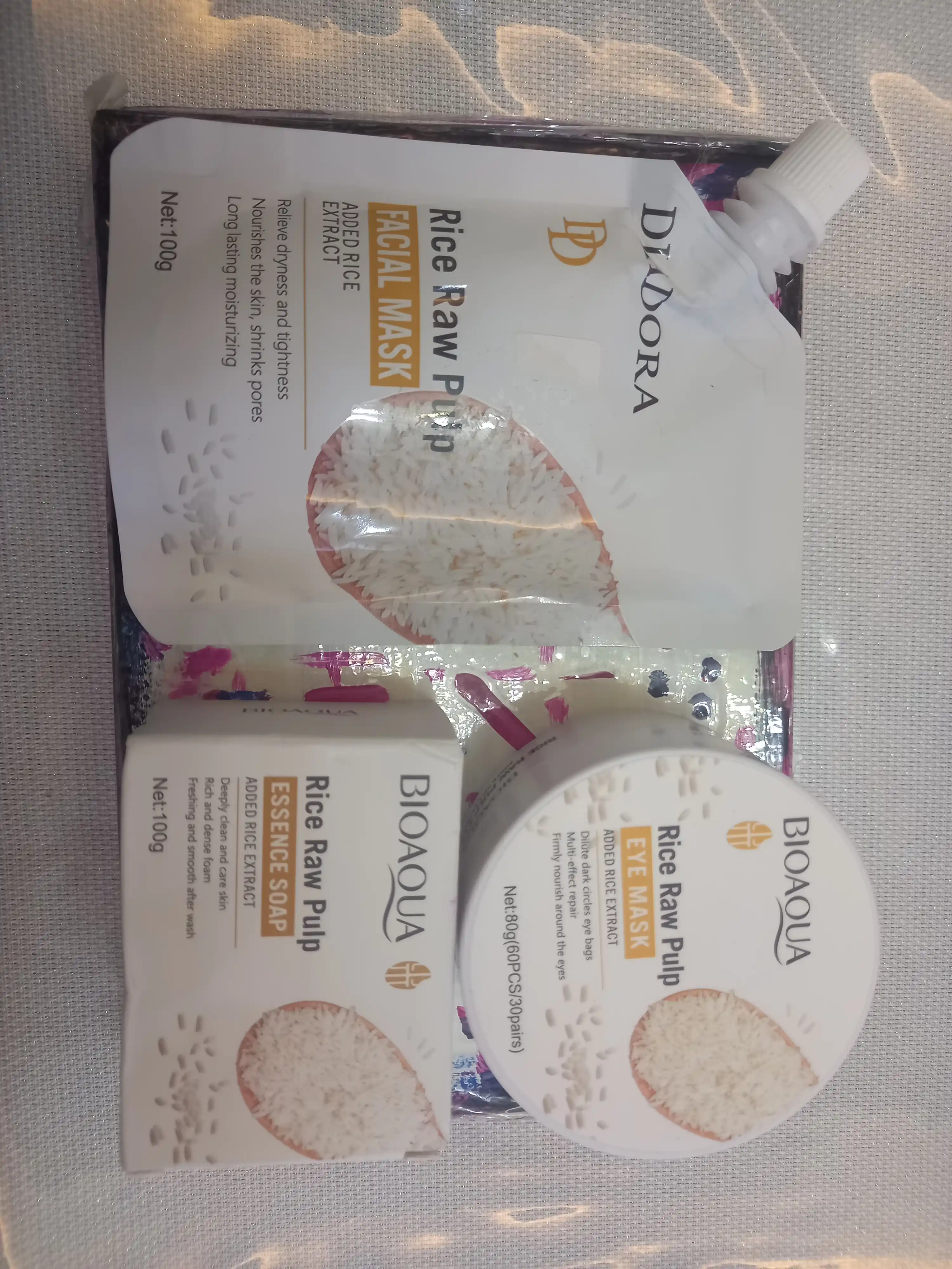 Bioaqua Rice Raw Pulp yuz niqobi, 100 g — namlovchi, oziqlantiruvchi va oqartiruvchi