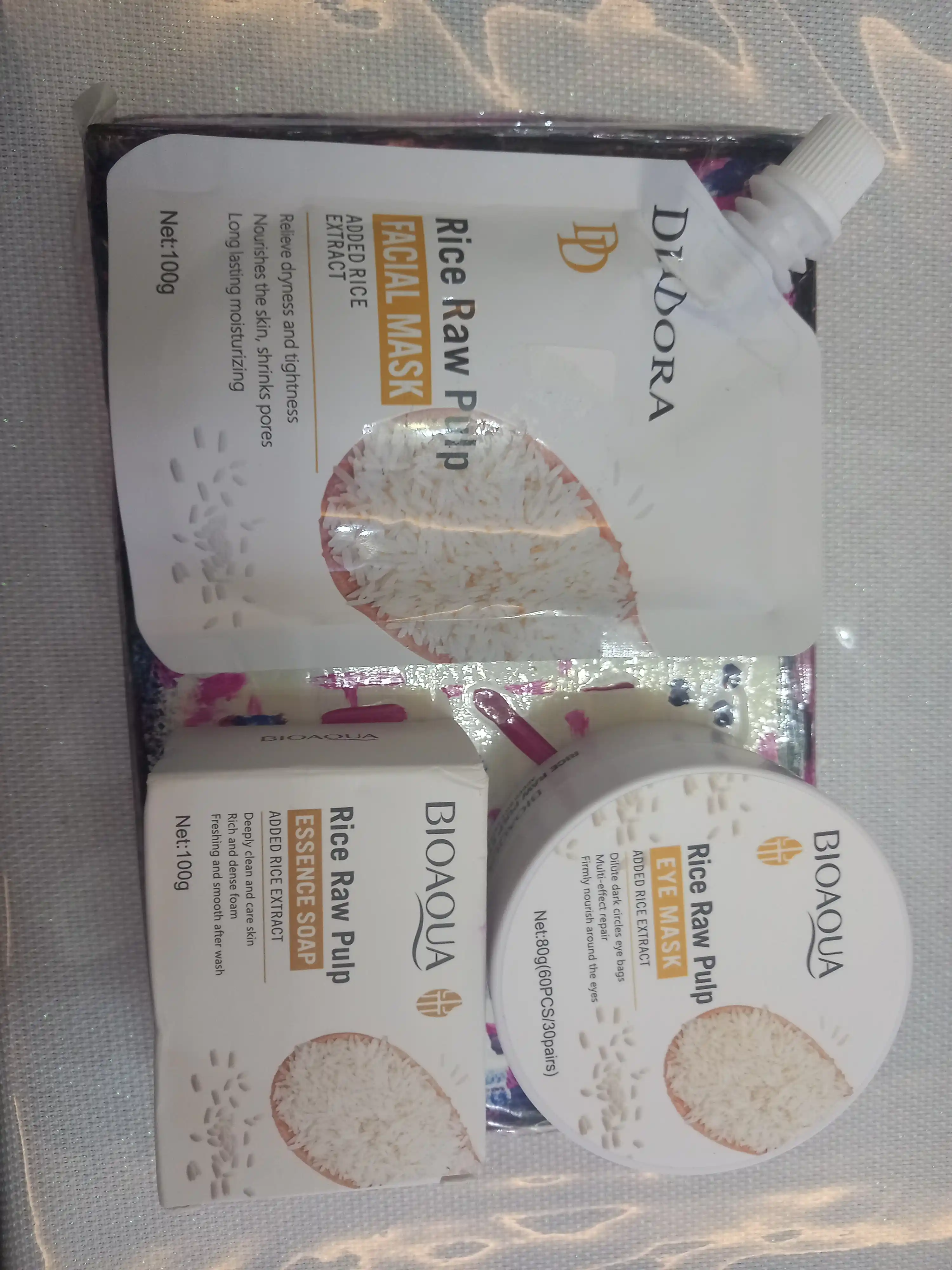 Bioaqua Rice Raw Pulp yuz niqobi, 100 g — namlovchi, oziqlantiruvchi va oqartiruvchi