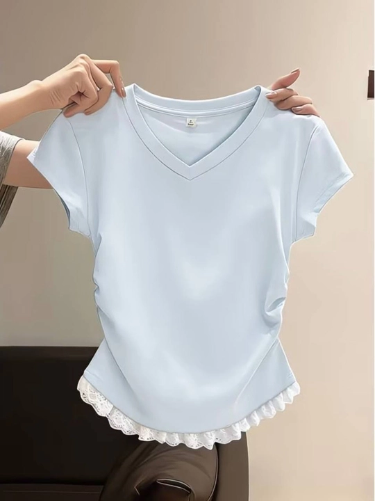 Ayollar uchun futbolka, V-shaklli yoqali, yon tomoni yig‘ma dizaynli, qisqa yengli, slim fit - 