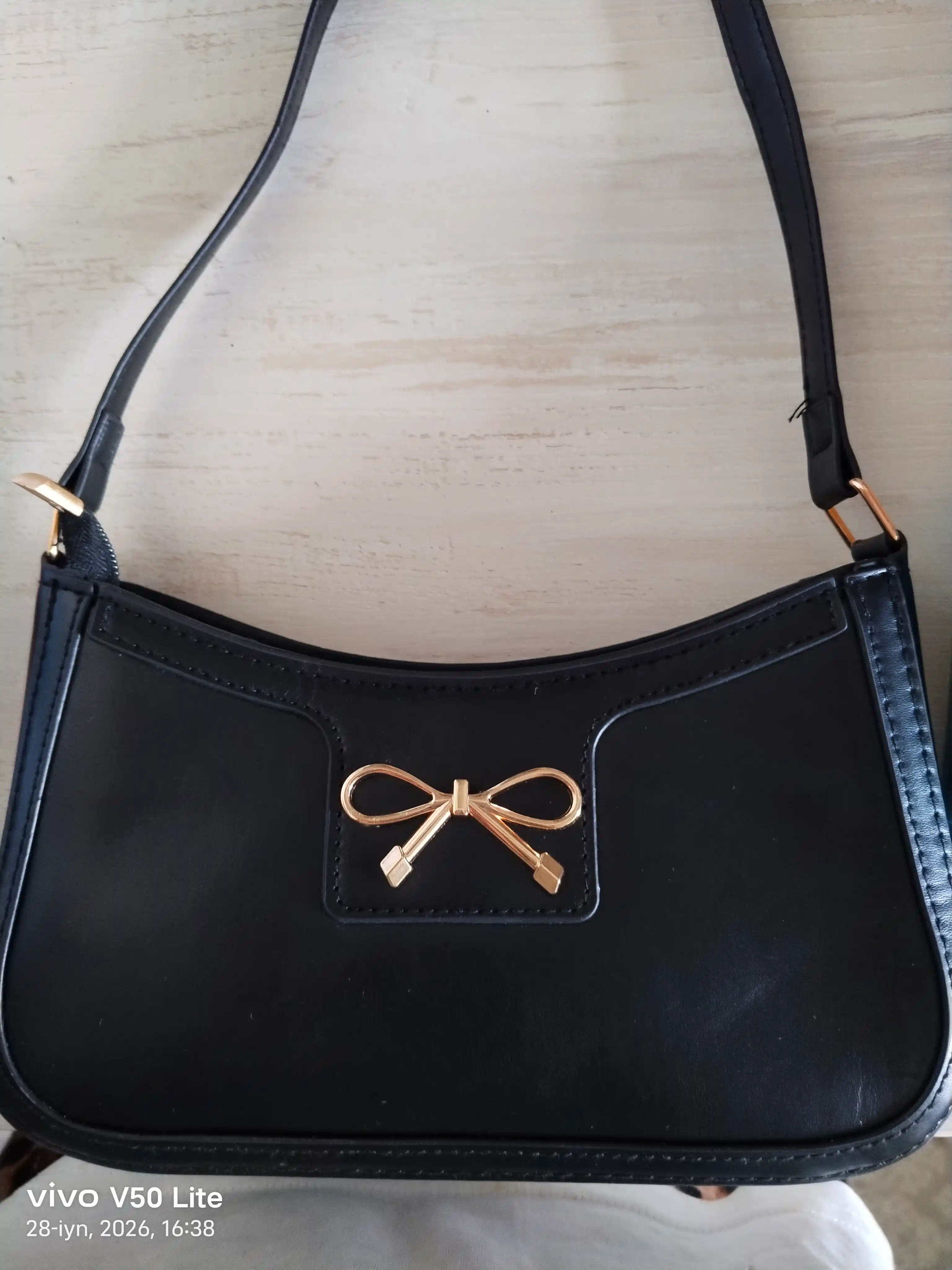 Ayollar uchun mini sumka, qora, yelka orqali taqiladigan, dekorativ bantikli crossbody