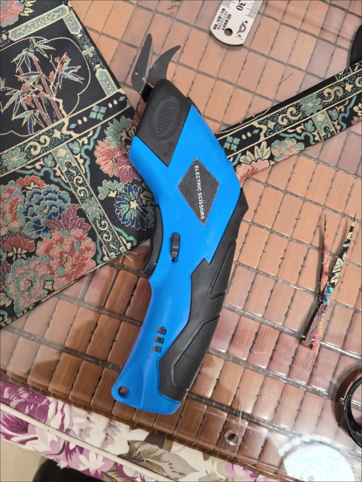 Simsiz akkumulyatorli elektr qaychi, mato, charm, karton va plastik uchun, 3.6 V