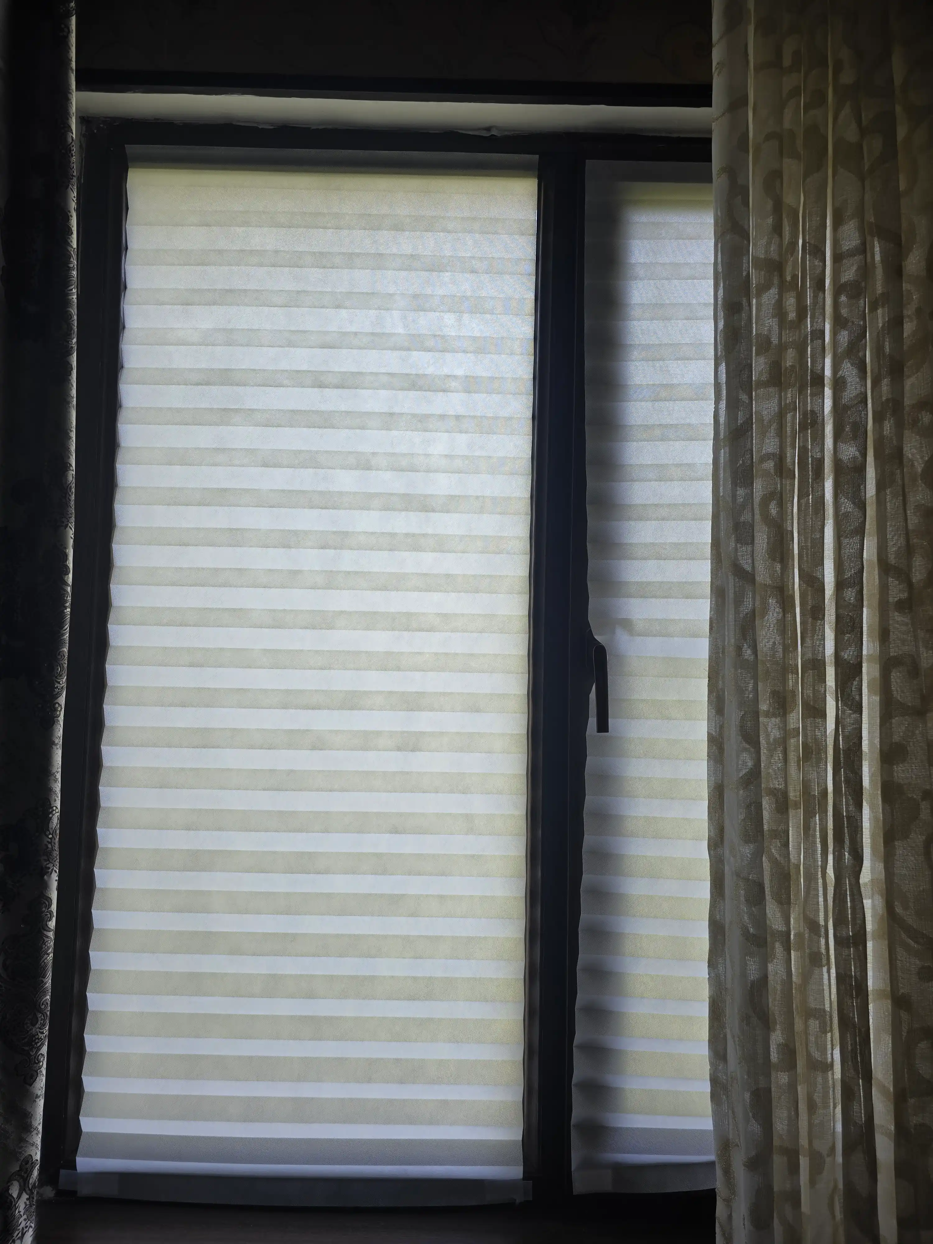 Plise pardalar, matoli, o'z o'zidan yopishuvchi, deraza va balkon uchun, Blackout jalyuzi