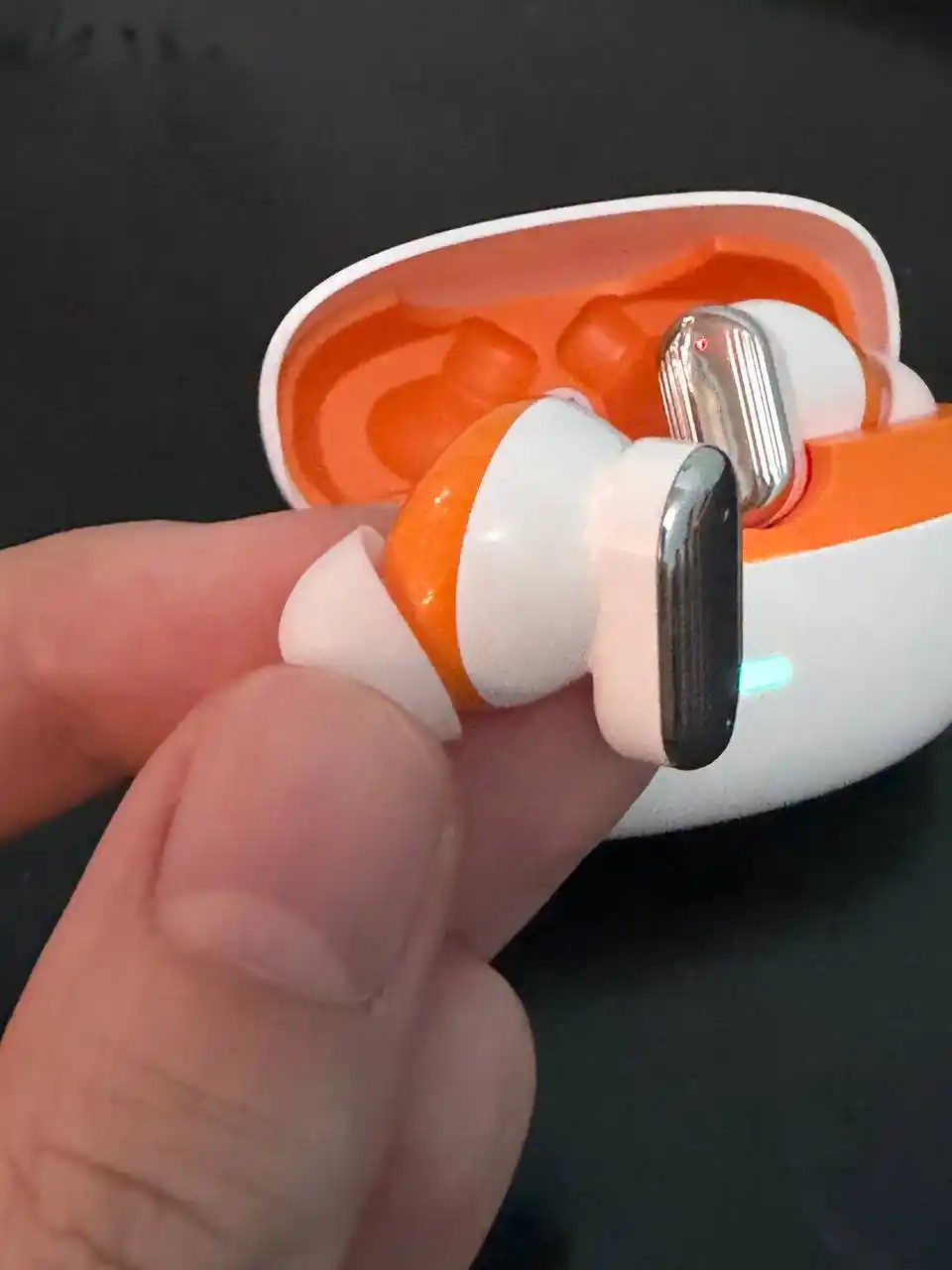 Mikrofon, sensorli boshqaruv va IPX5 himoyasi bilan simsiz Bluetooth 6.0 minigarnituralari