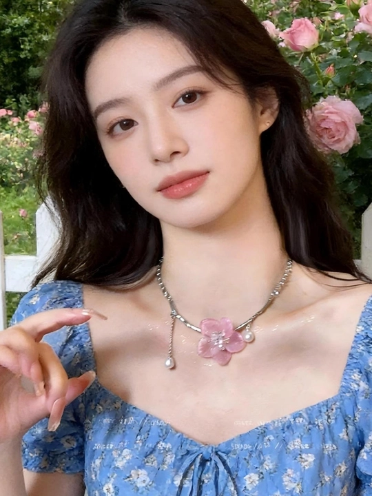 «Sakura» gulli va marjon tomchili nafis choker — fransuz uslubida