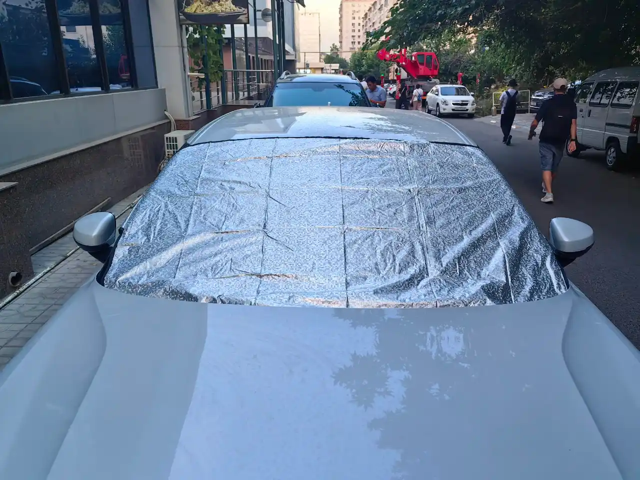 Солнцезащита лобового стекла автомобиля универсальная цвет серебристый
