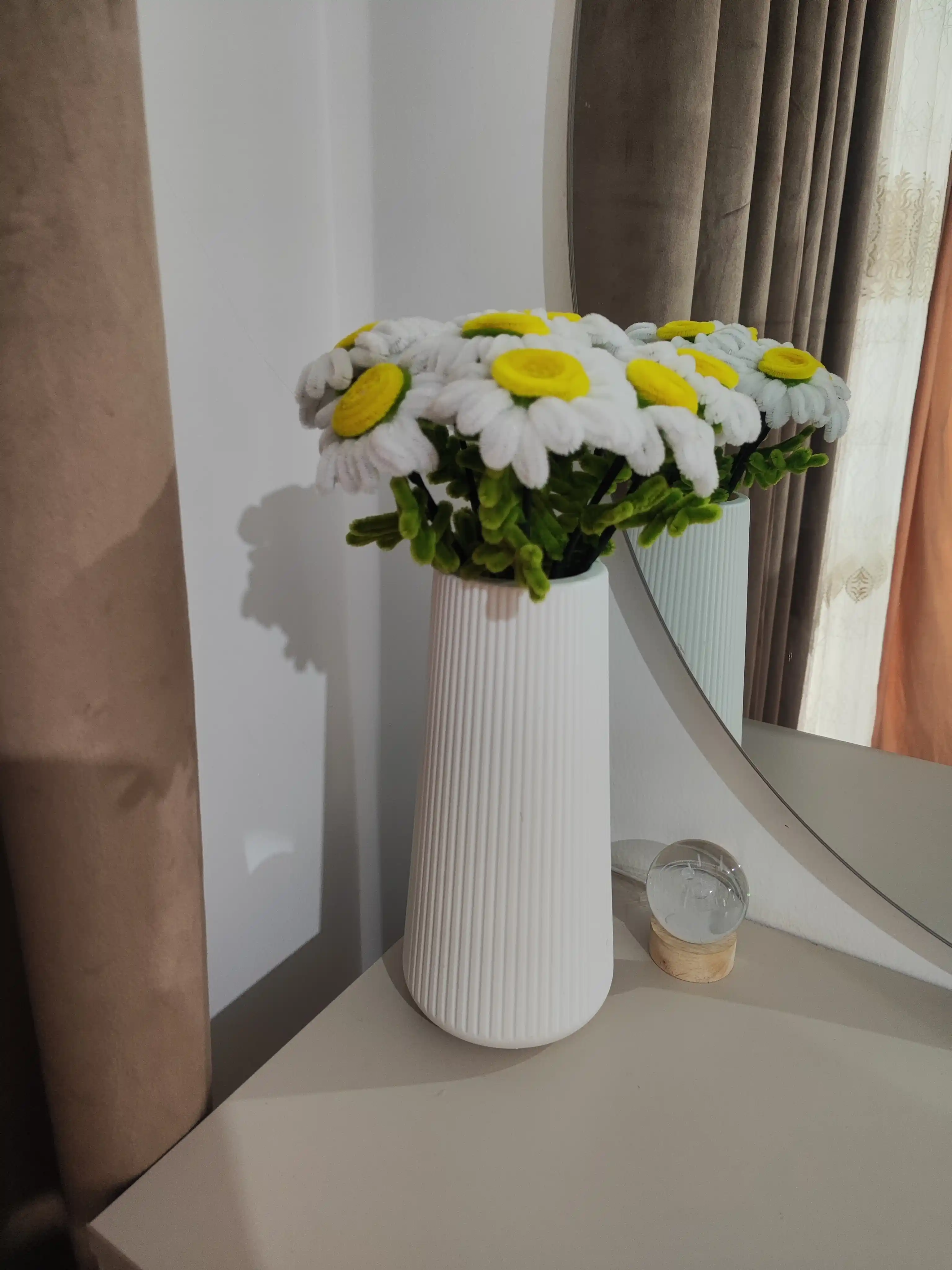 Tabiiy va sun’iy gullar uchun guldon vaza, plastik, kauchuk va plastmassa materiallardan