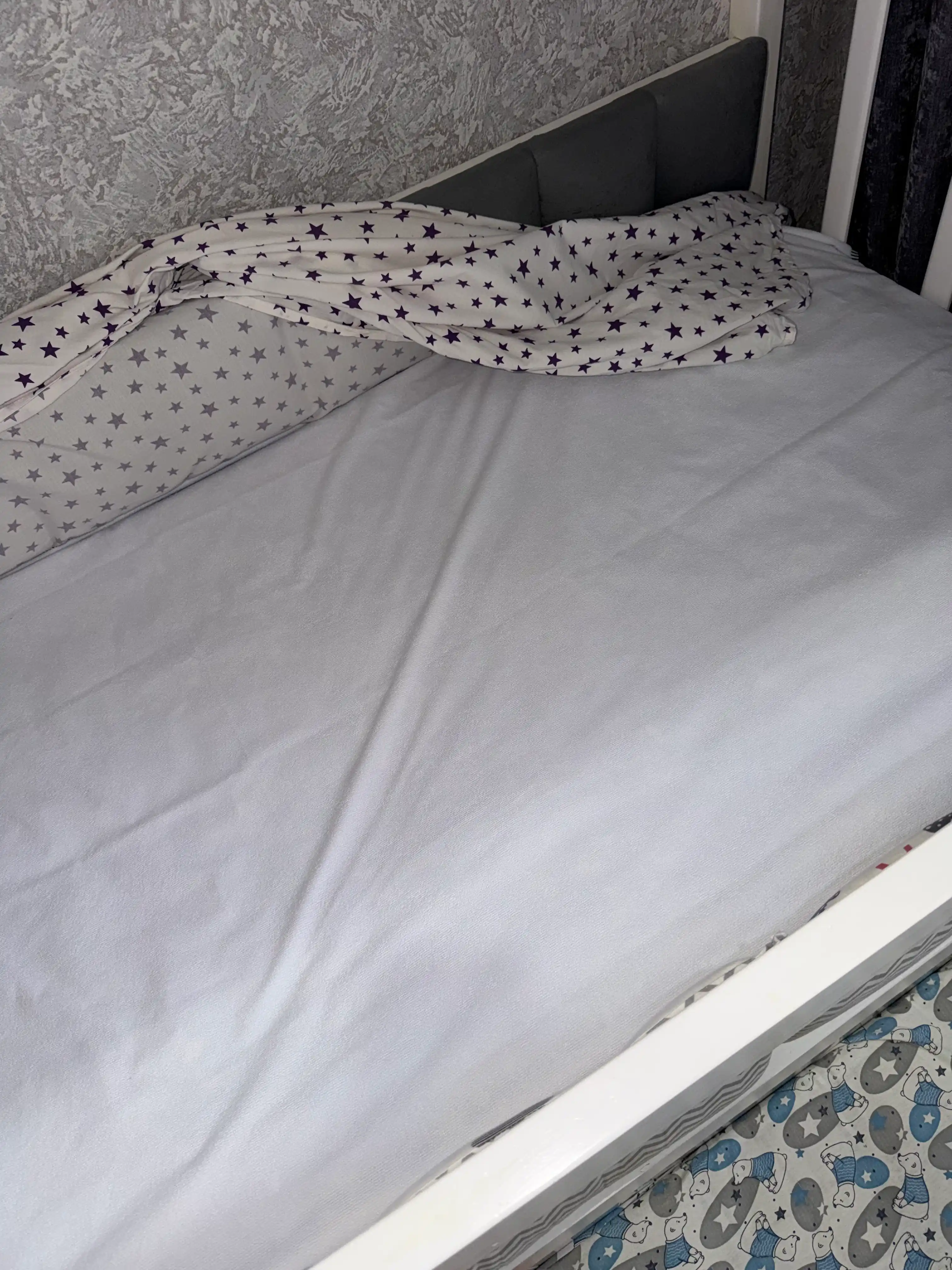 Suv o‘tkazmaydigan namatrasnik Linens 90×200 sm, burchaklarda rezinkalar bilan himoya