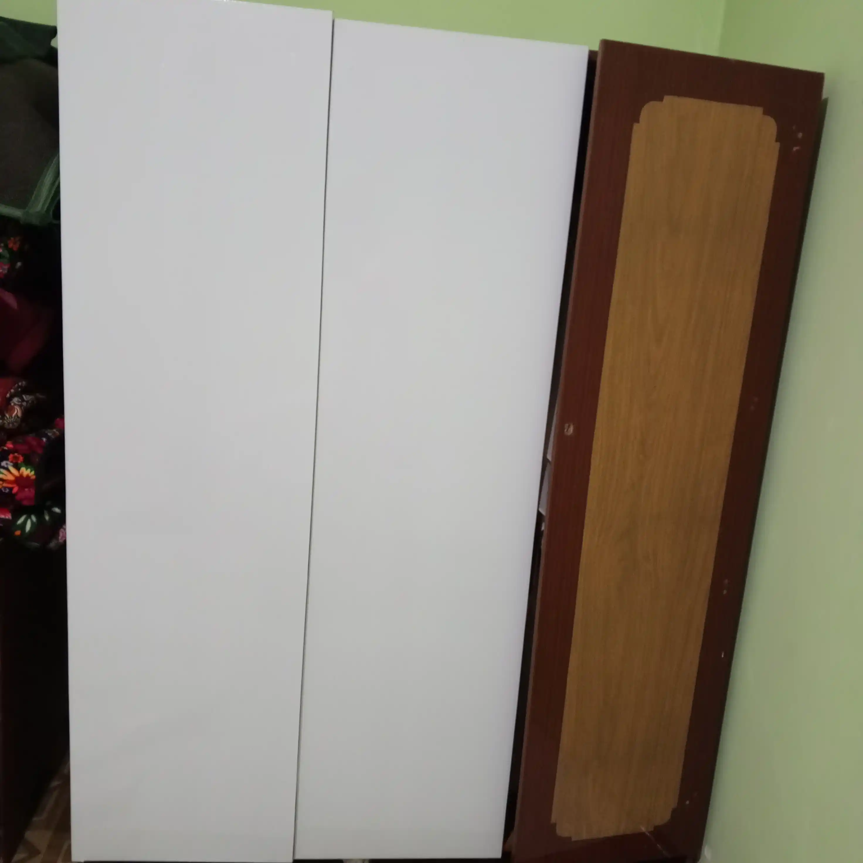 Plyonka - mebel va devorlar uchun o‘zi yopishuvchi plyonka, kengligi 60 sm, uzunligi 6 m va 12 m.