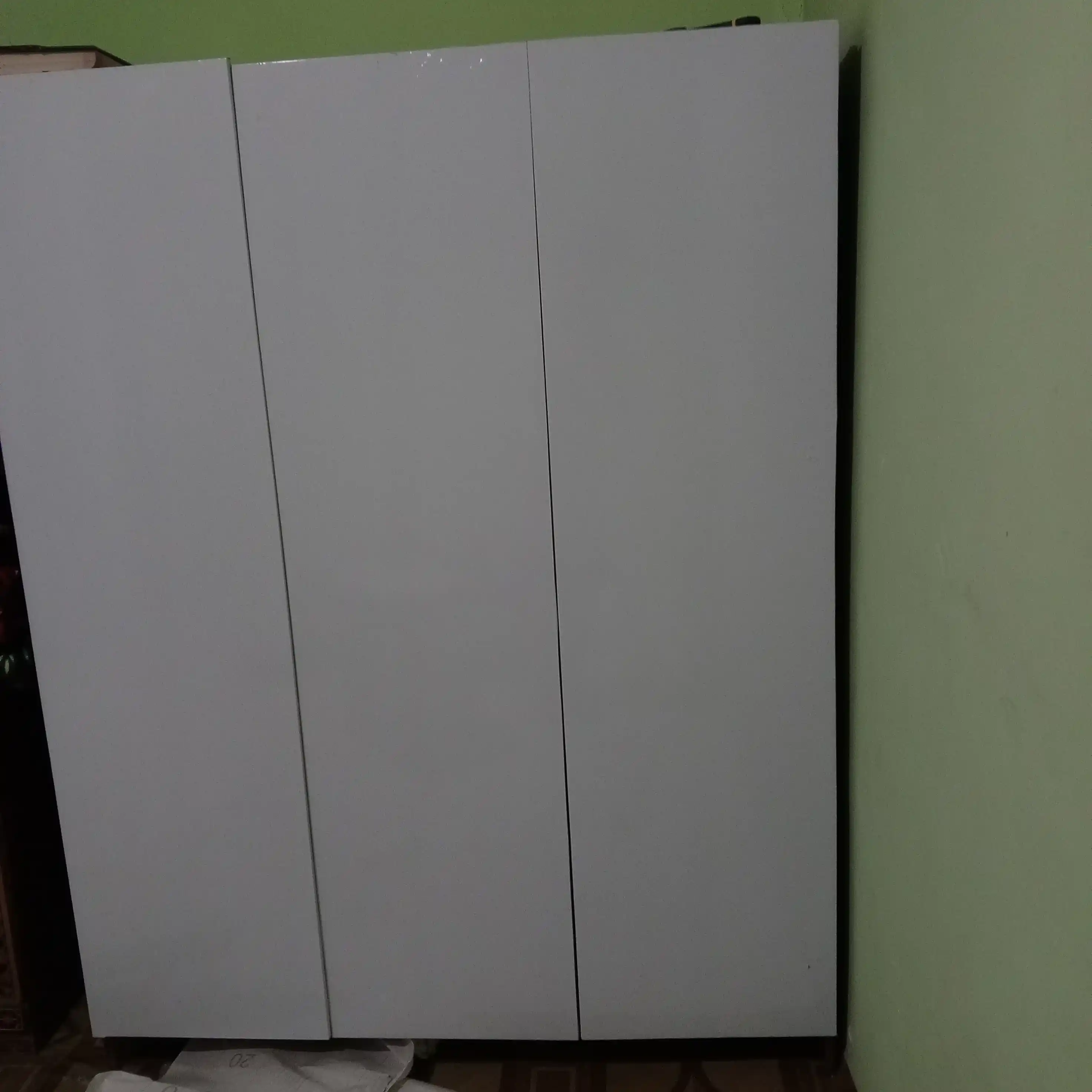 Plyonka - mebel va devorlar uchun o‘zi yopishuvchi plyonka, kengligi 60 sm, uzunligi 6 m va 12 m.