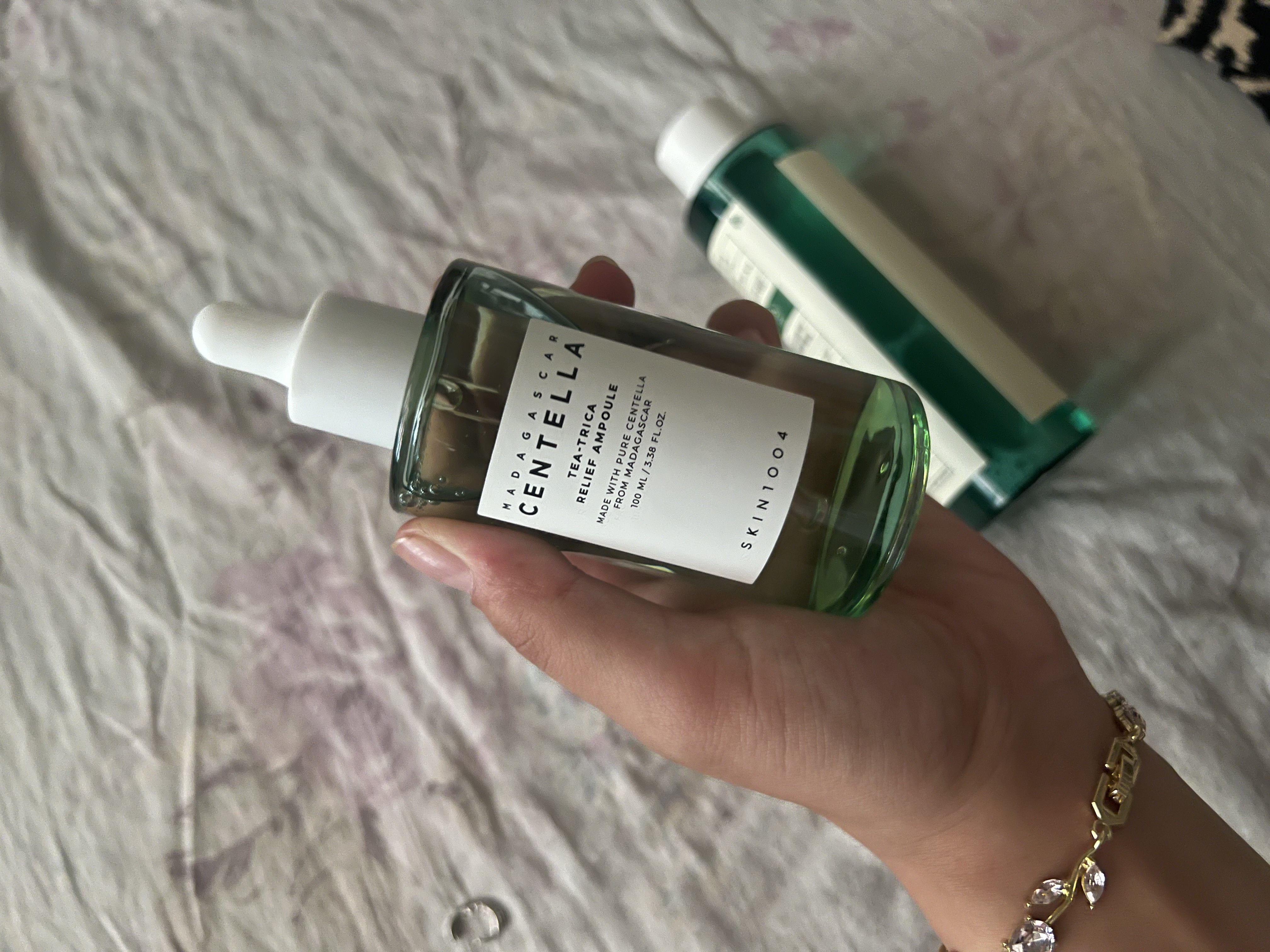 Tinchlantiruvchi ampulali zardob SKIN 1004 Madagascar Centella Tea-Trica  Ampoule, 100 ml