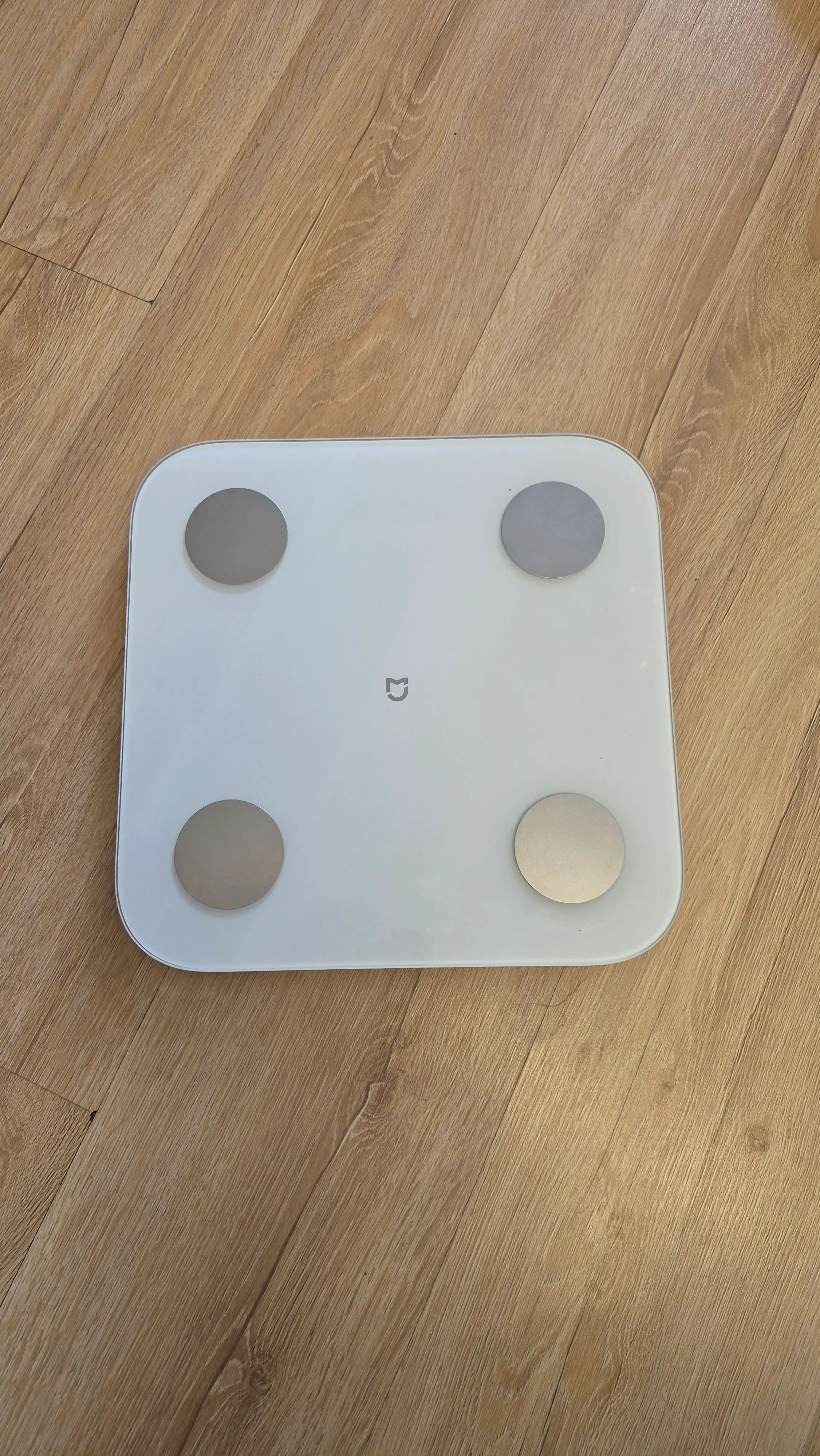 Xiaomi Mi Body Scale S400 aqlli pol tarozisi, tananing 25 ta parametrini tahlil qiladi