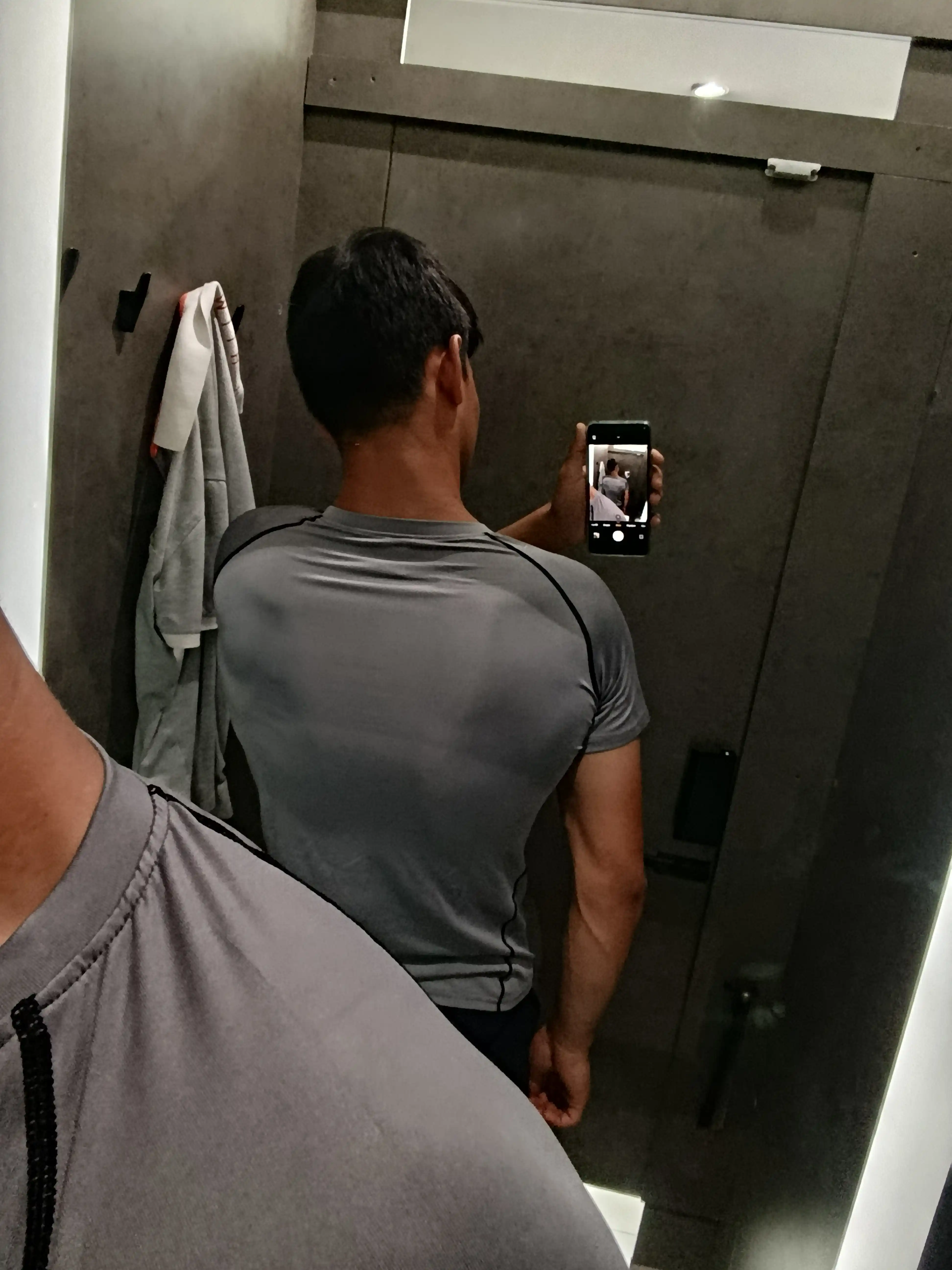 Futbolka va longslivlar fitness va sport uchun