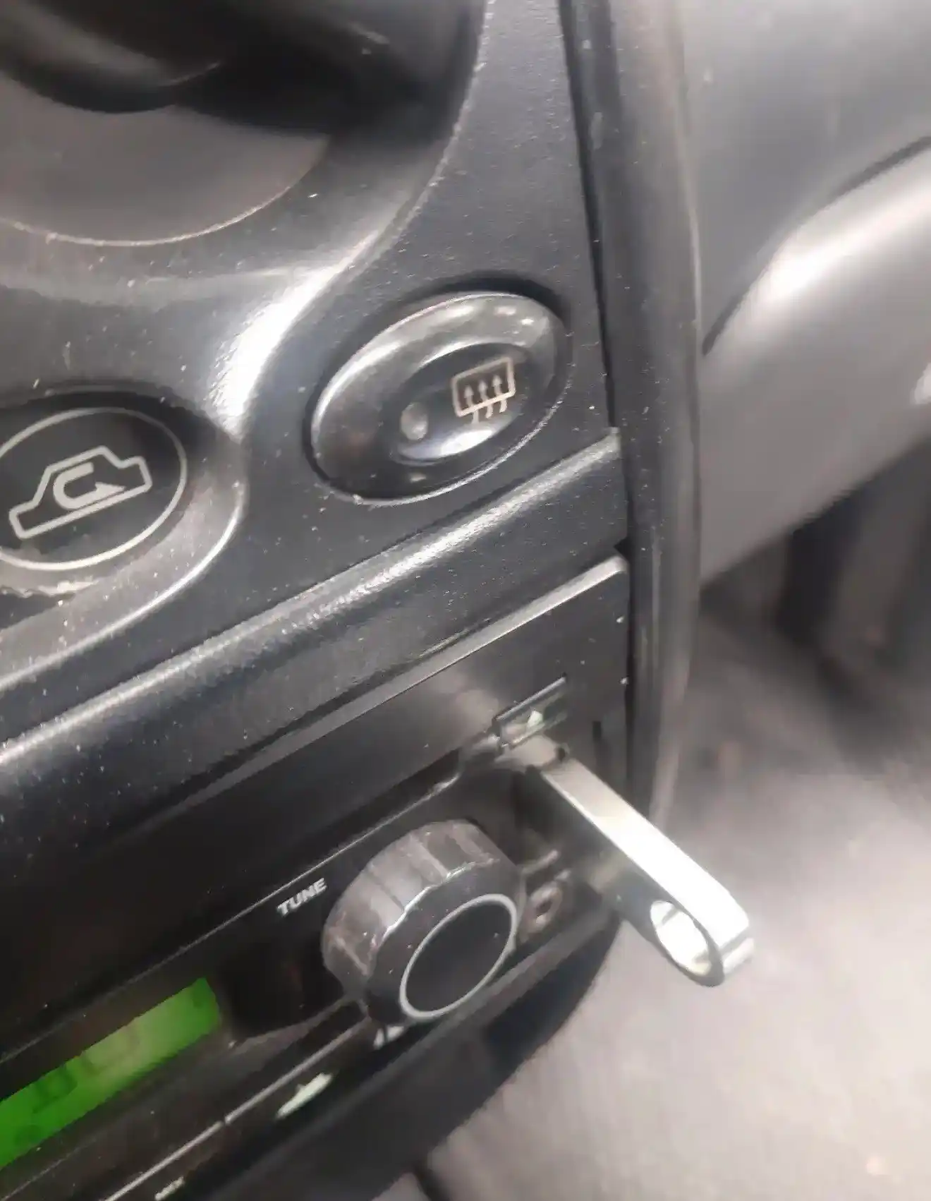 Bluetooth USB adapter — kolonka va mashina magnitolasiga telefonni simsiz ulash uchun