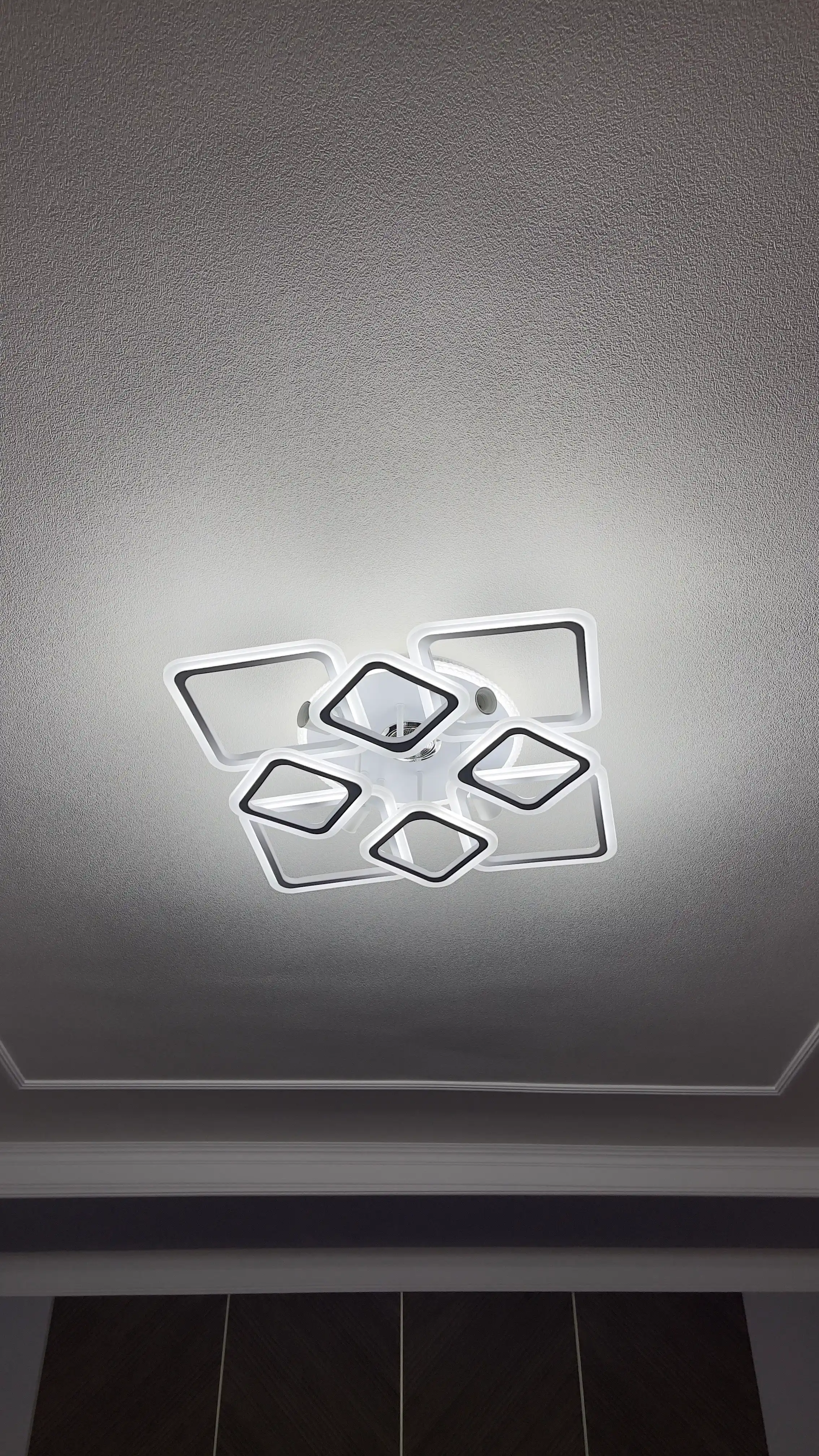 Zamonaviy shift LED lyustra, 4 ta patron, 5 ta yoritish rejimi, 25 m² gacha yoritish