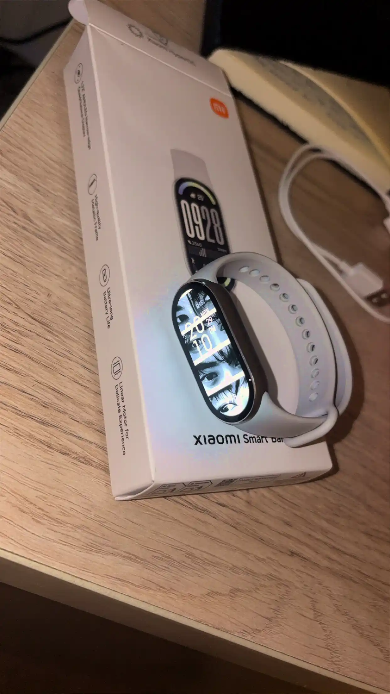 Xiaomi Smart Band 10 fitnes bilaguzugi, 1.72" AMOLED displey, 150dan ortiq sport rejimlari