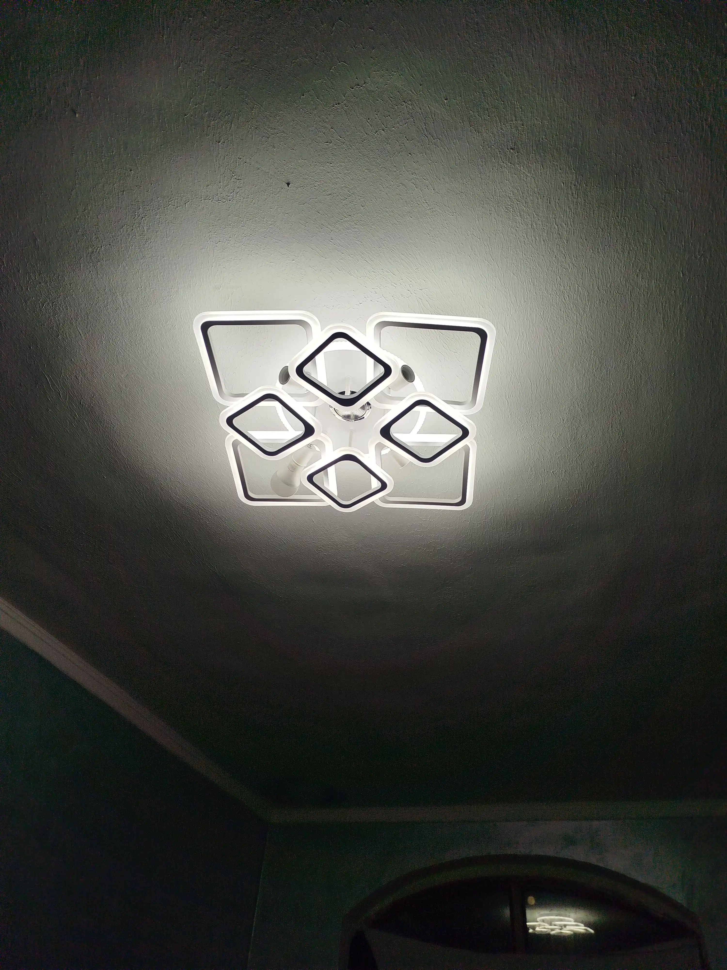 Zamonaviy shift LED lyustra, 4 ta patron, 5 ta yoritish rejimi, 25 m² gacha yoritish