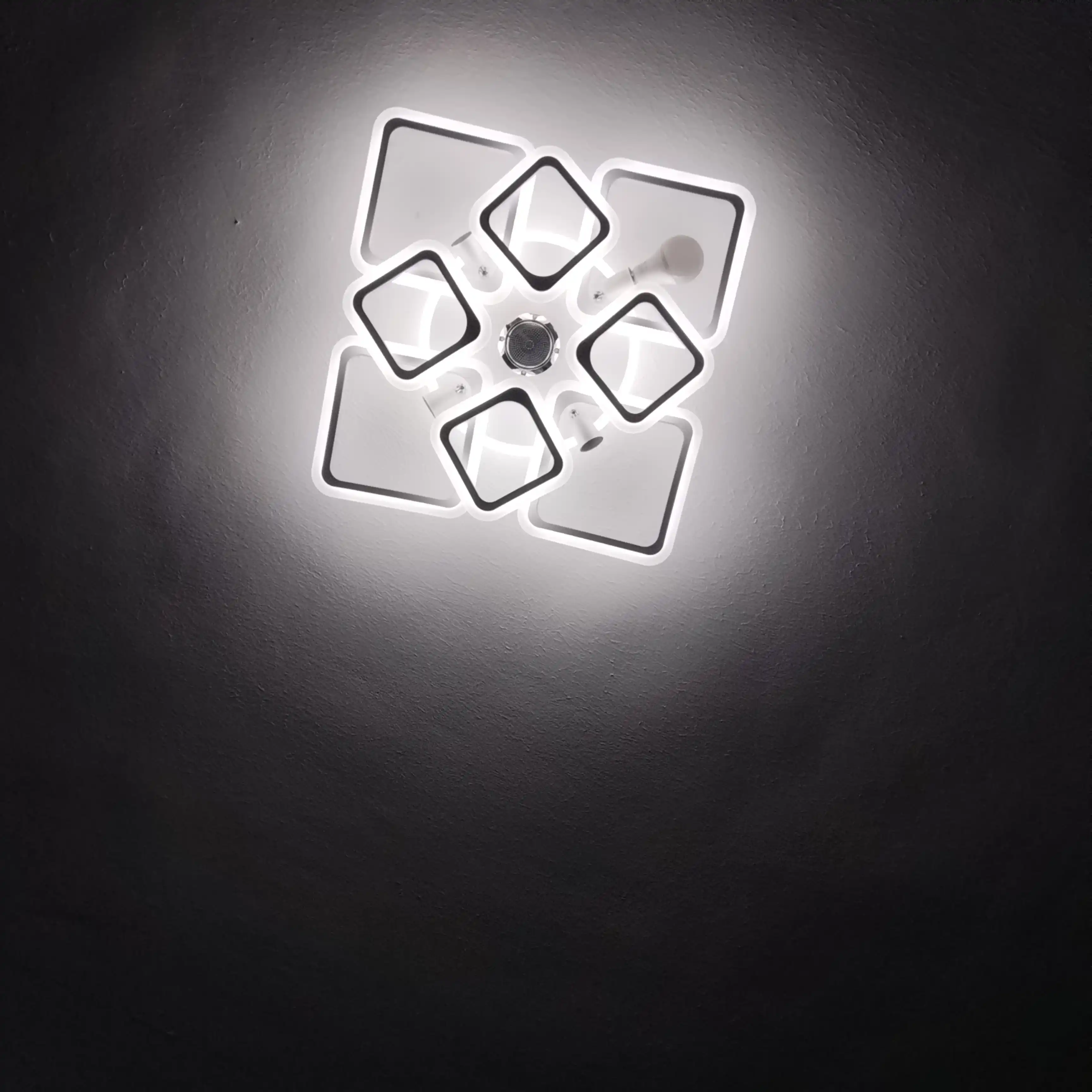 Zamonaviy shift LED lyustra, 4 ta patron, 5 ta yoritish rejimi, 25 m² gacha yoritish