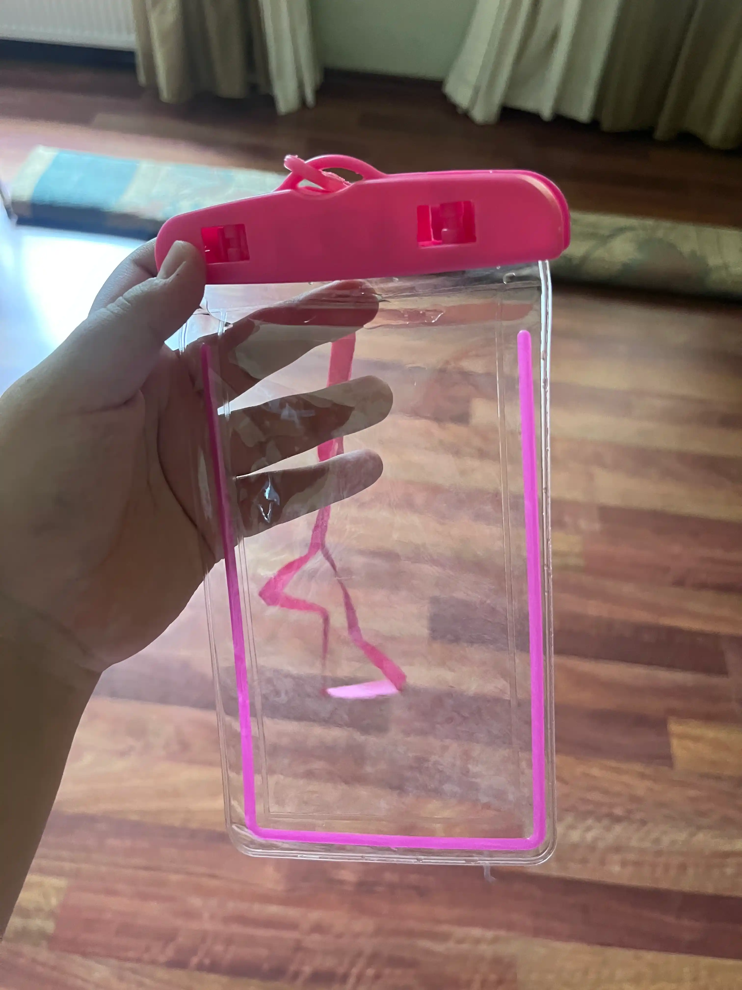 Suv o'tkazmaydigan telefon g'ilofi