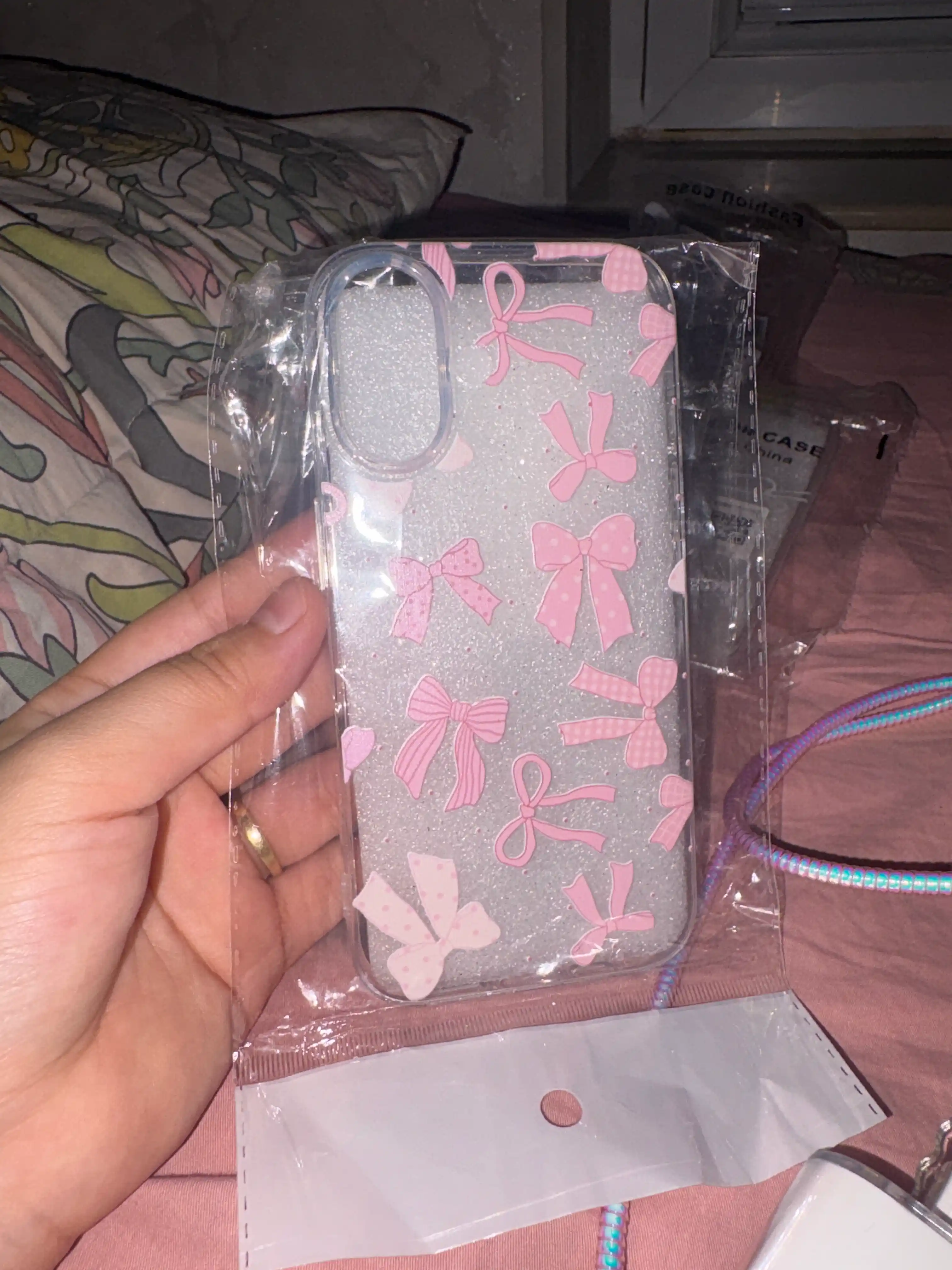 Qizchalar uchun pushti bantli iPhone g‘ilofi 11,12, 13, 14, 15, 16, 17, 17 pro, 17 pro max
