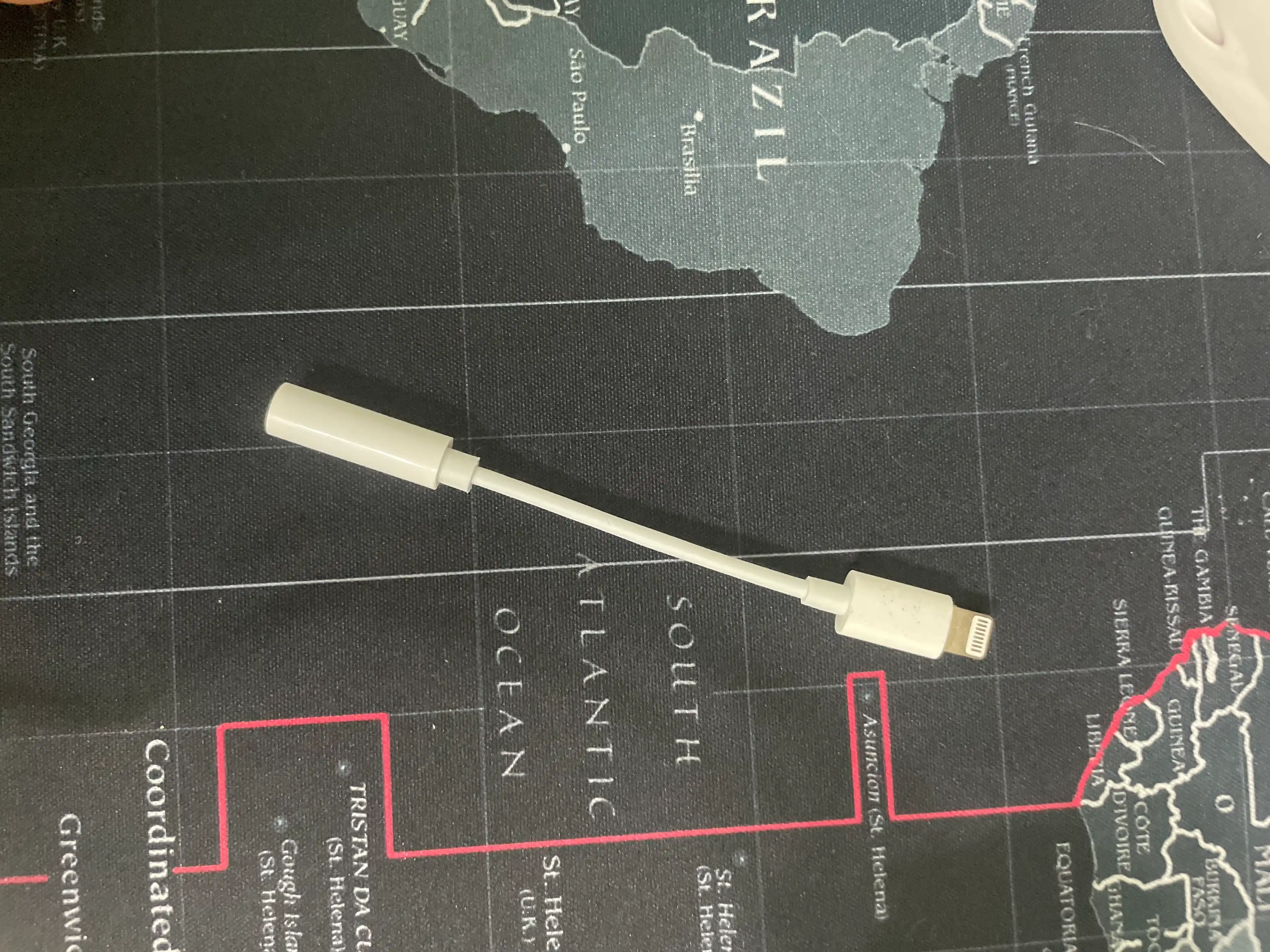Lightning dan 3.5 mm AUX ga adapter, naushniklar uchun, oq rangda