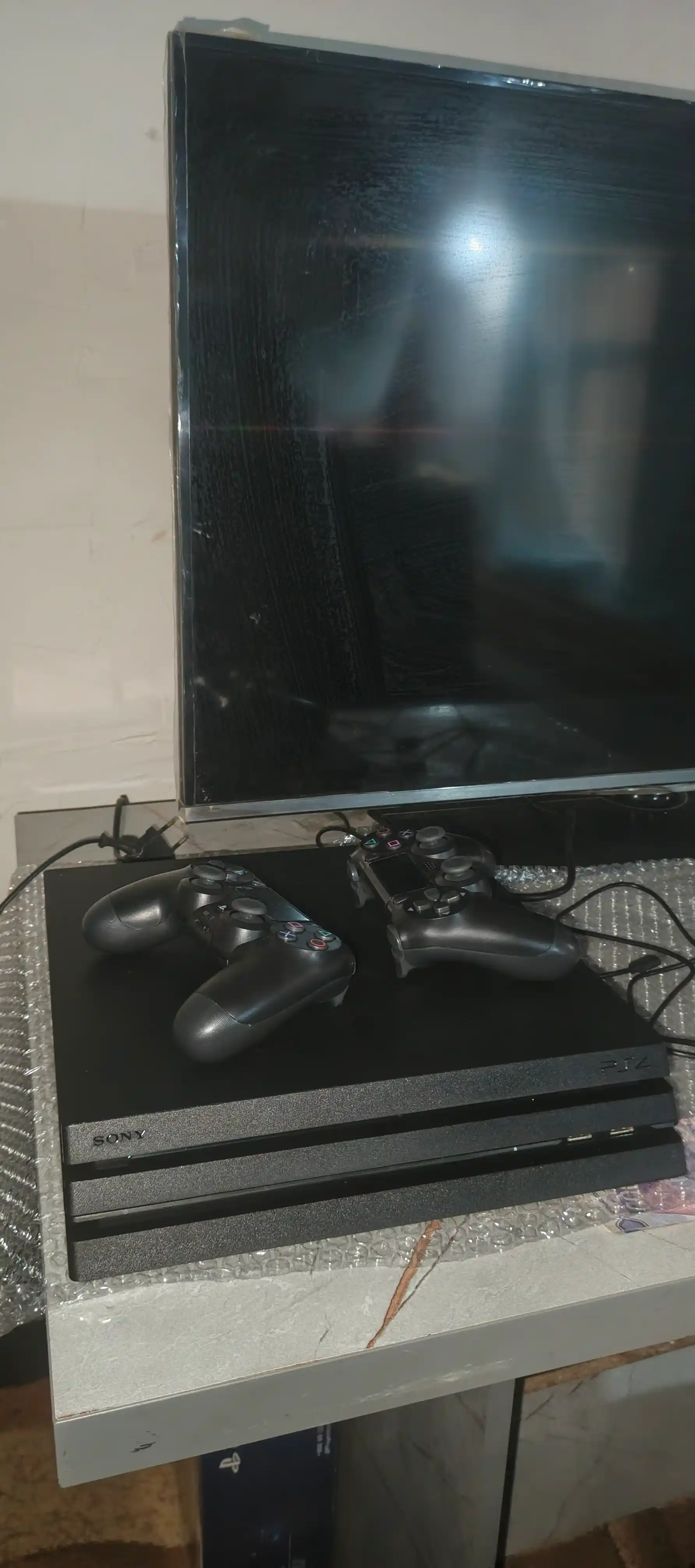 Playstation 4 PRO, 1 ТБ памяти + второй геймпад бонус + игры на готове