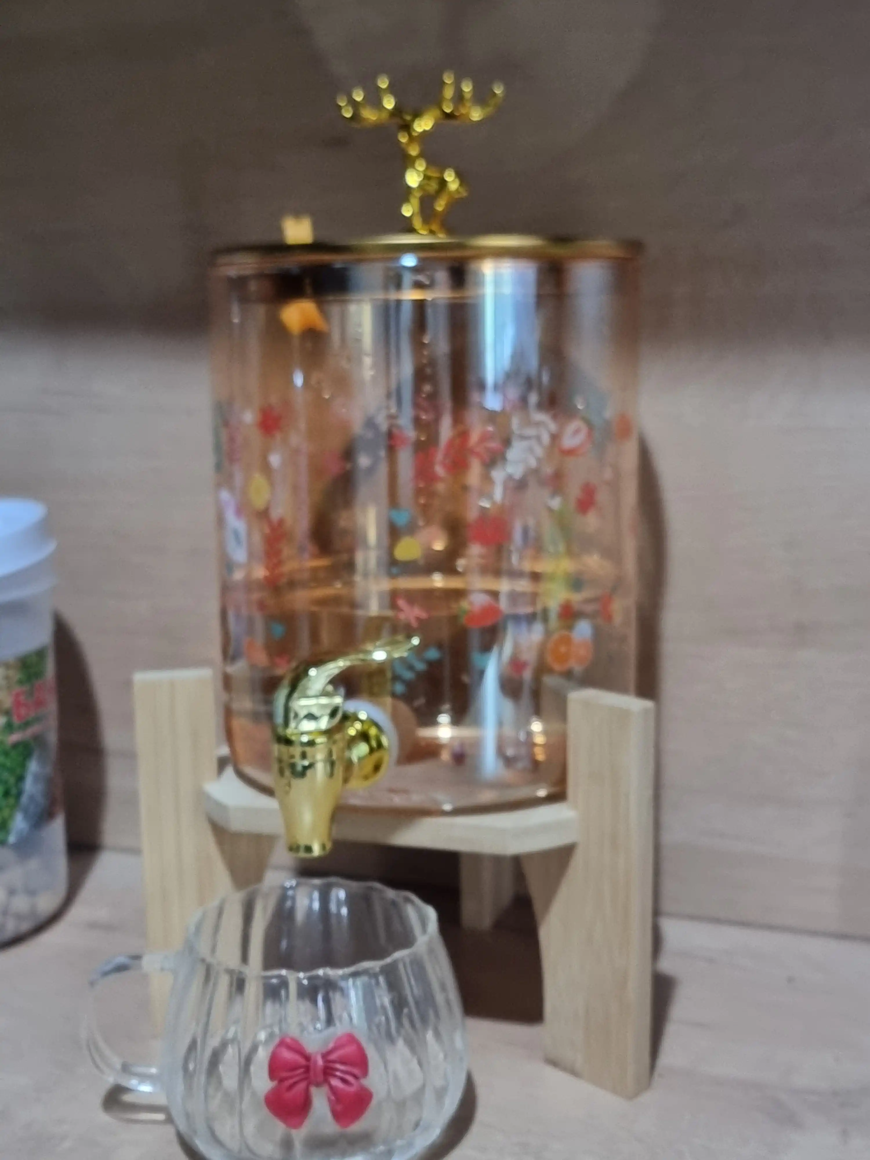 Limonad ichimligi uchun grafinlar va qopqoqli shisha idishlar