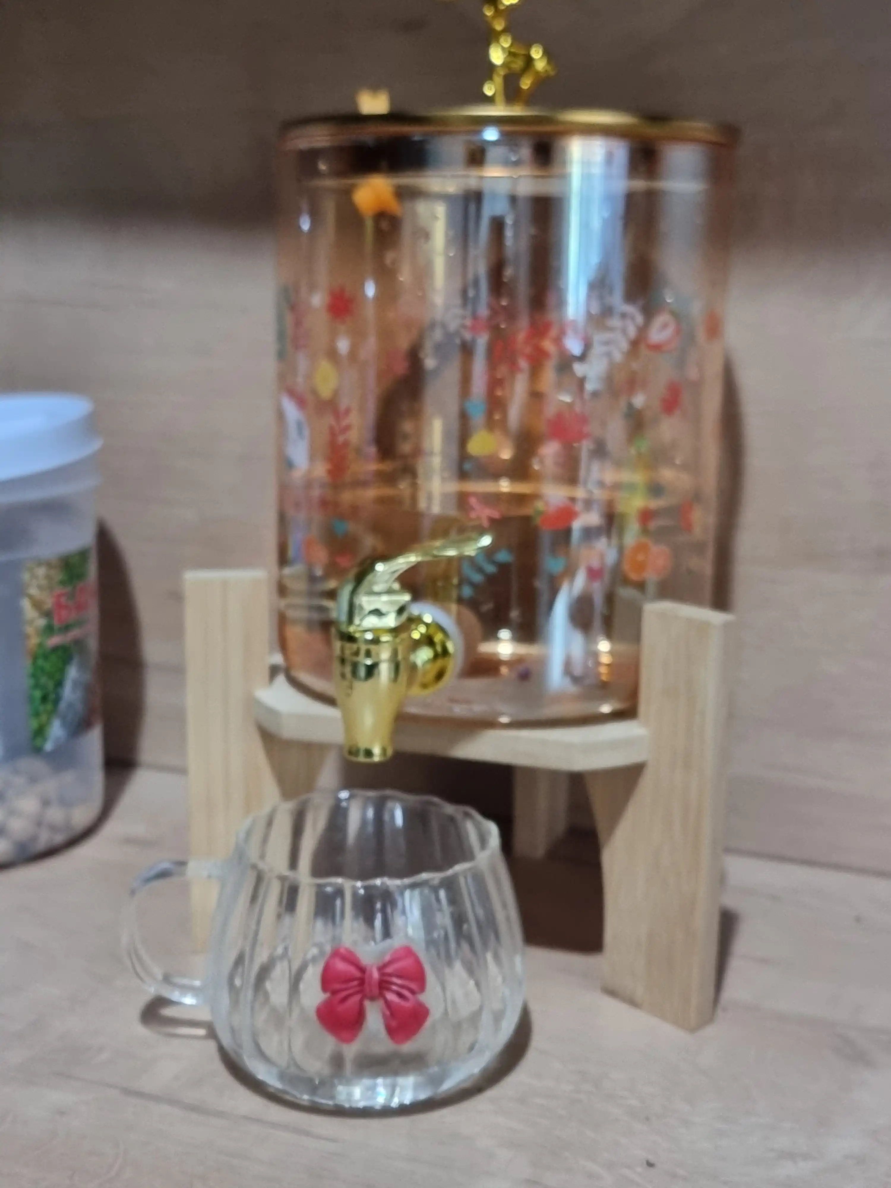 Limonad ichimligi uchun grafinlar va qopqoqli shisha idishlar
