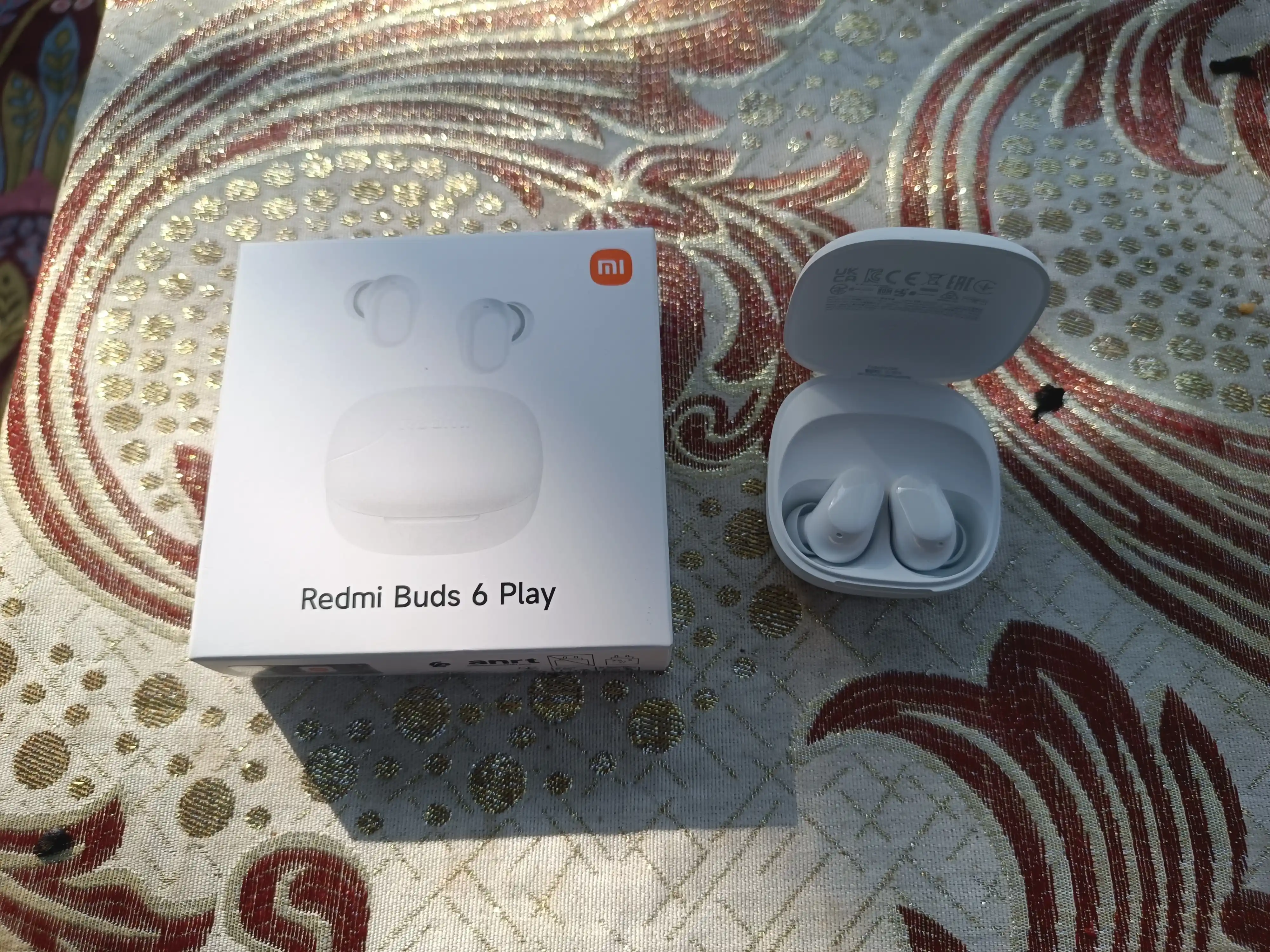 Redmi buds 6 play simsiz quloqchinlari, 36 soatgacha musiqa tinglash