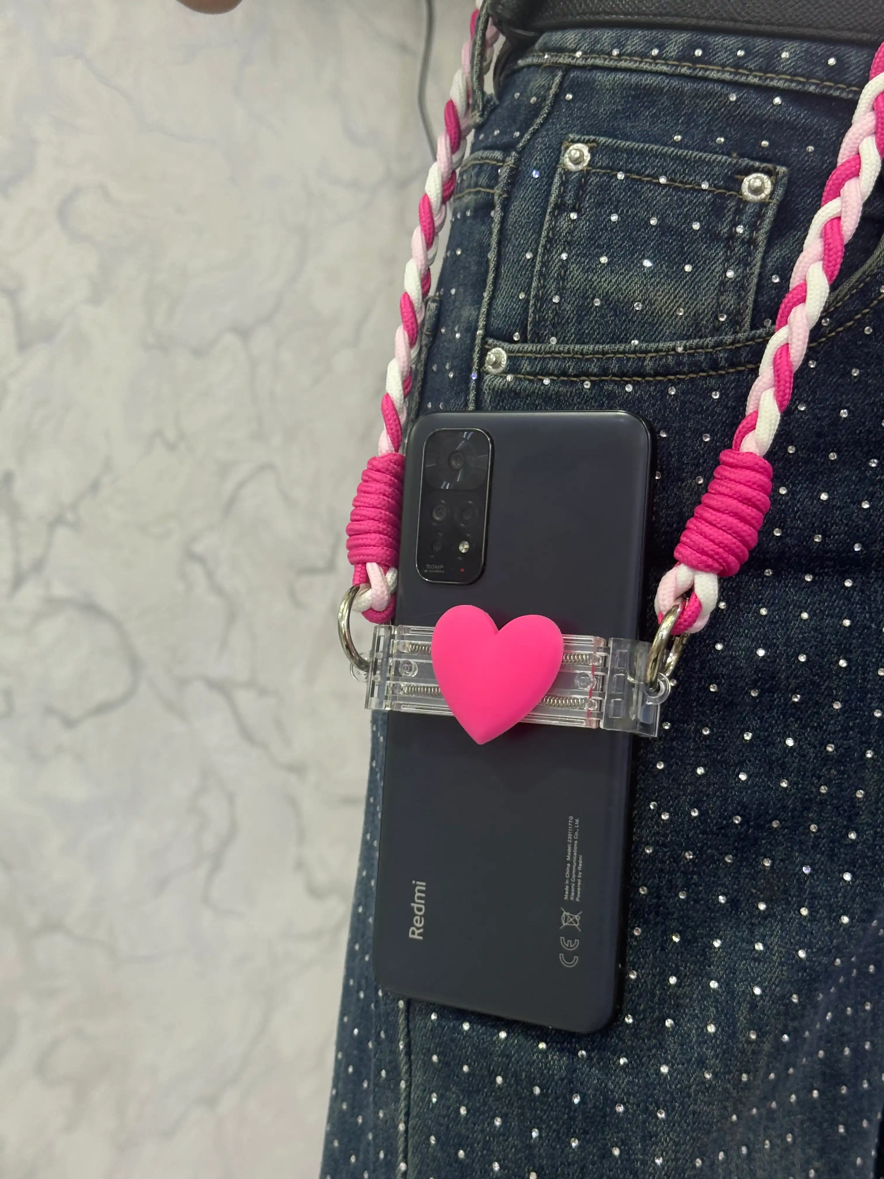 Universal bog`ich istalgan telefon uchun, ushlagich bo`yin va yelkaga, shnurok