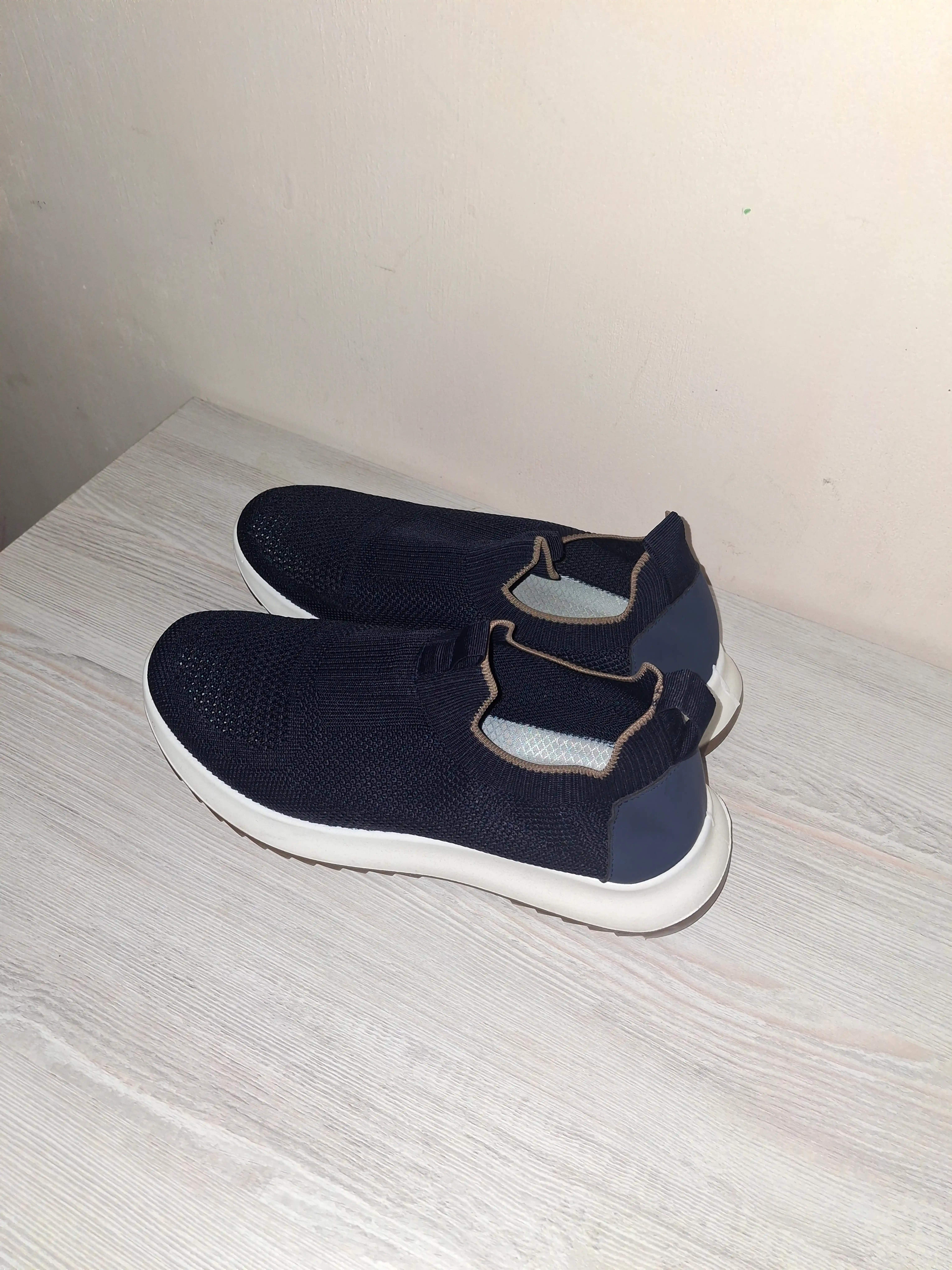 Erkaklar setkalik yozgi krossovkasi. Slip-on (bog'ichsiz)