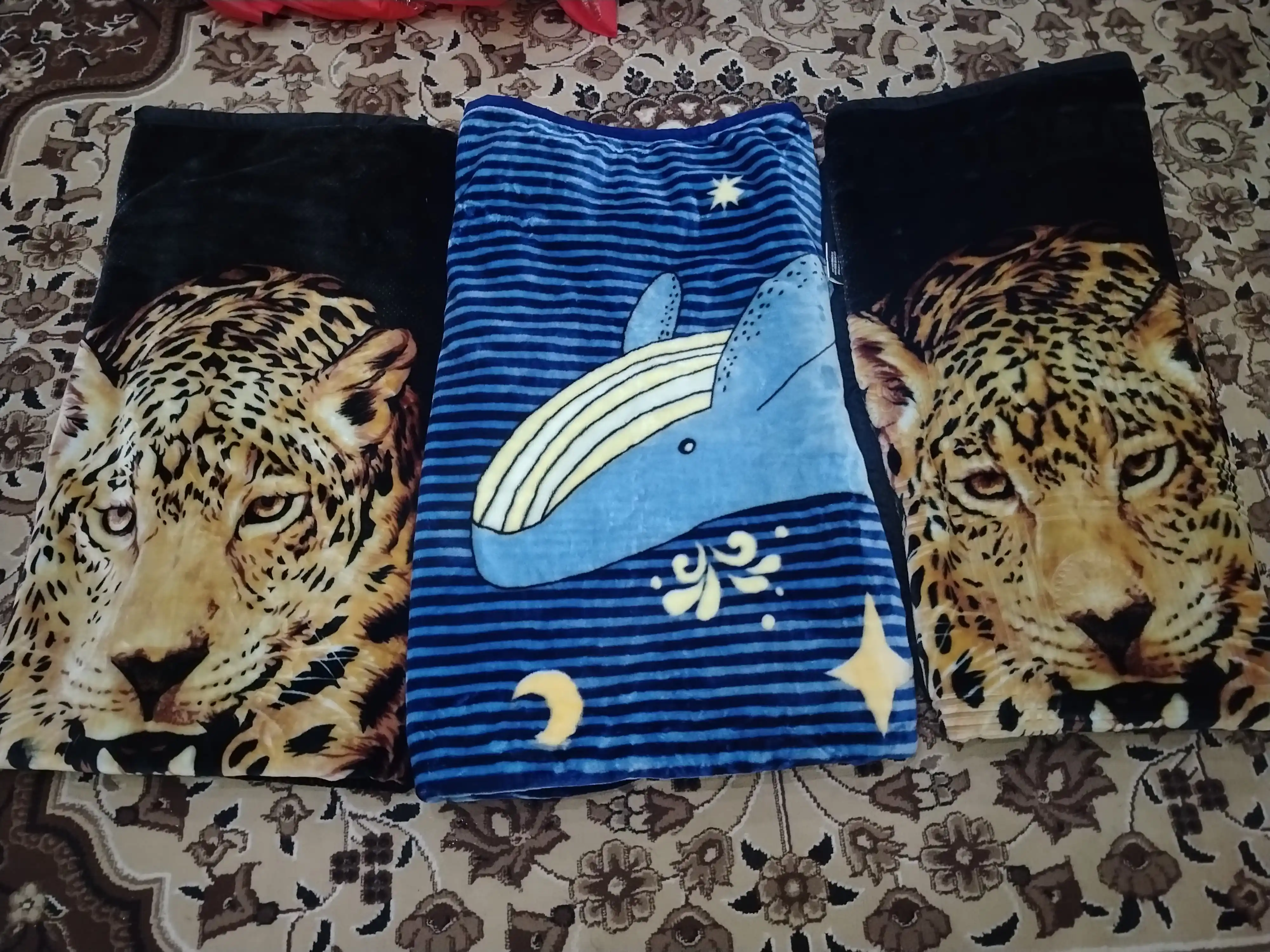 Ko'rpa, ikki tomonlama, yumshoq va yengil, yopinchiq sifatida, 1,5*2 m, bir kishilik