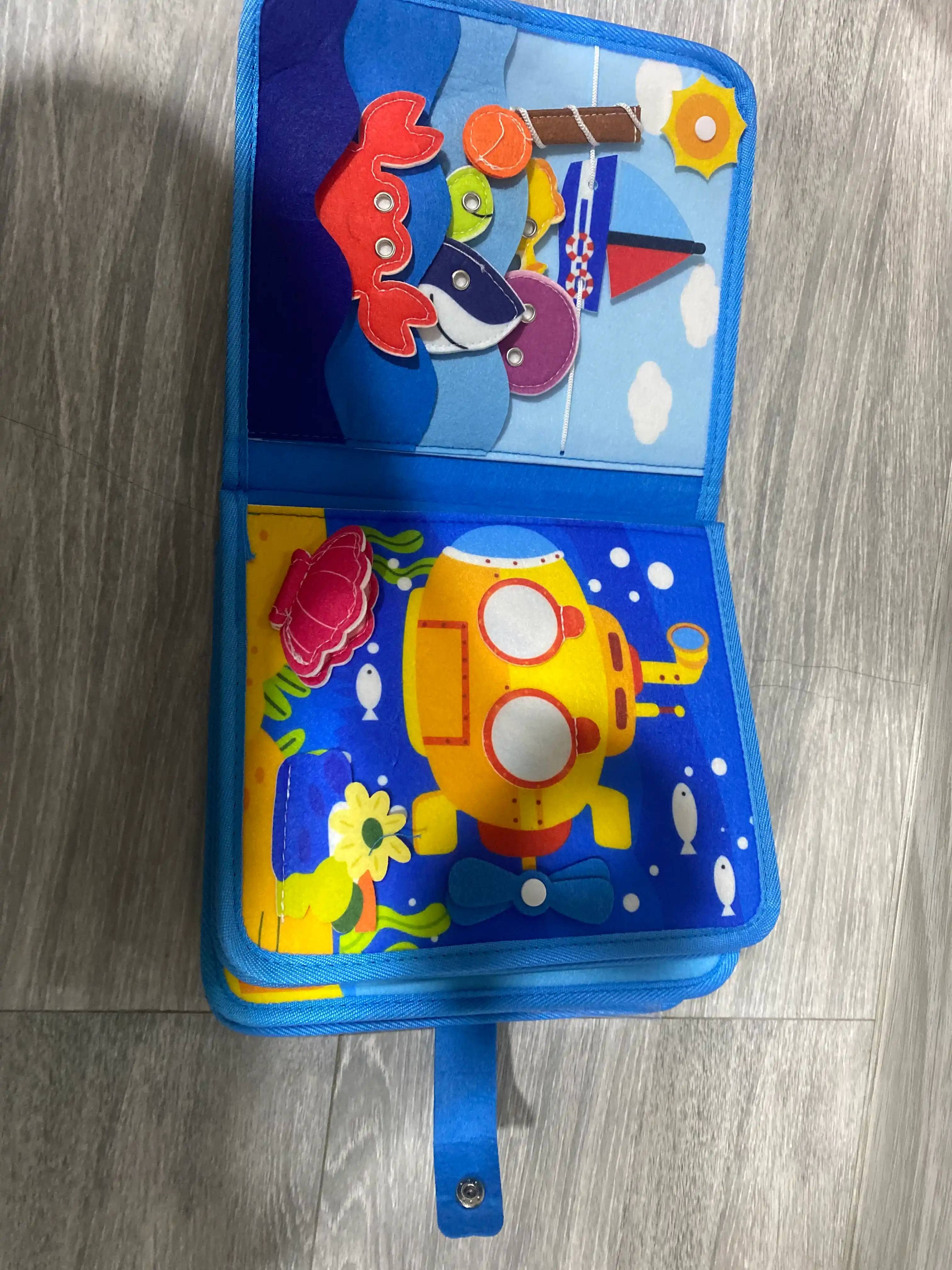 1 yoshgacha bo‘lgan bolalar uchun rivojlantiruvchi o‘yinchoq bizibord kitobchasi