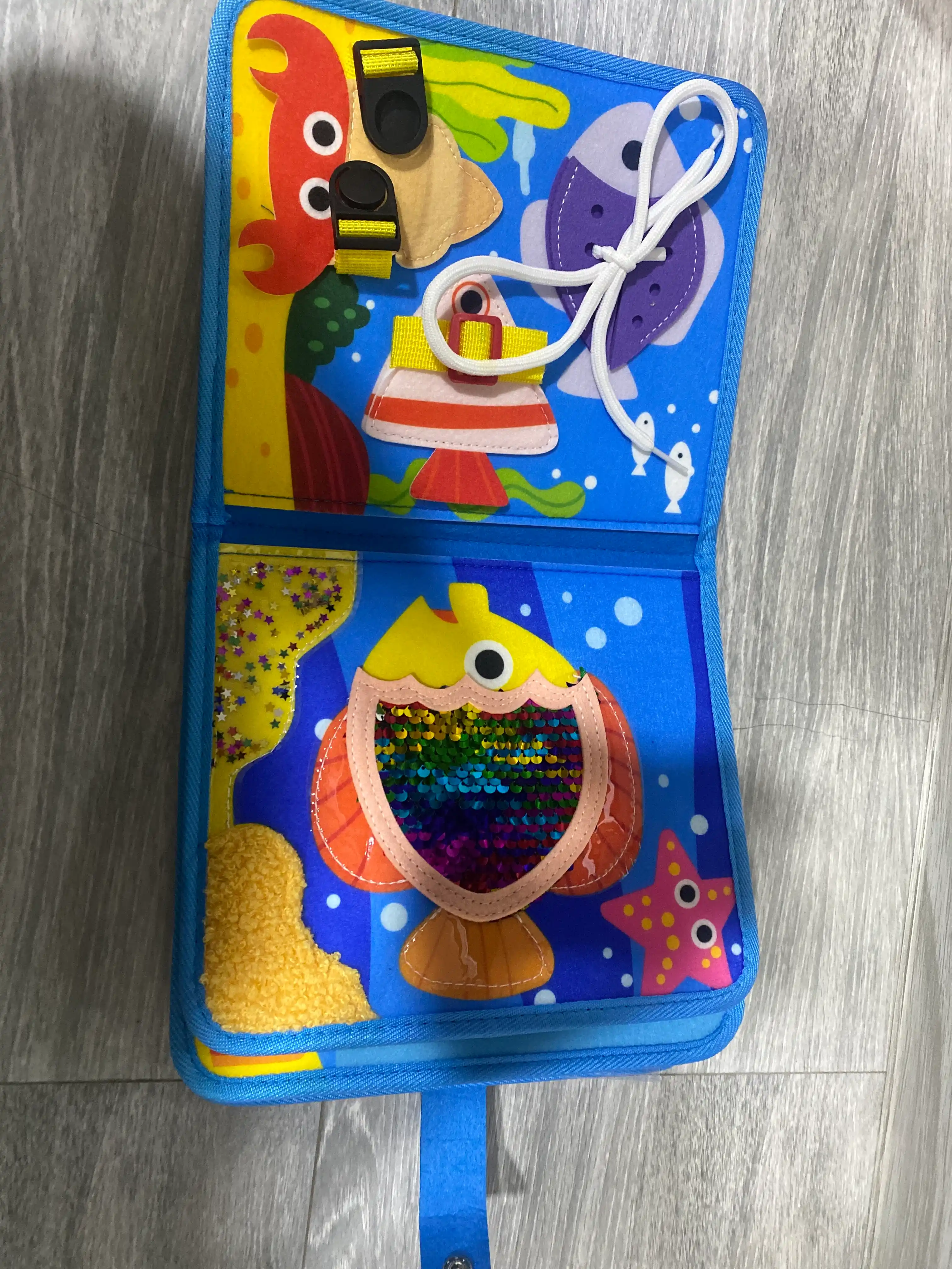 1 yoshgacha bo‘lgan bolalar uchun rivojlantiruvchi o‘yinchoq bizibord kitobchasi