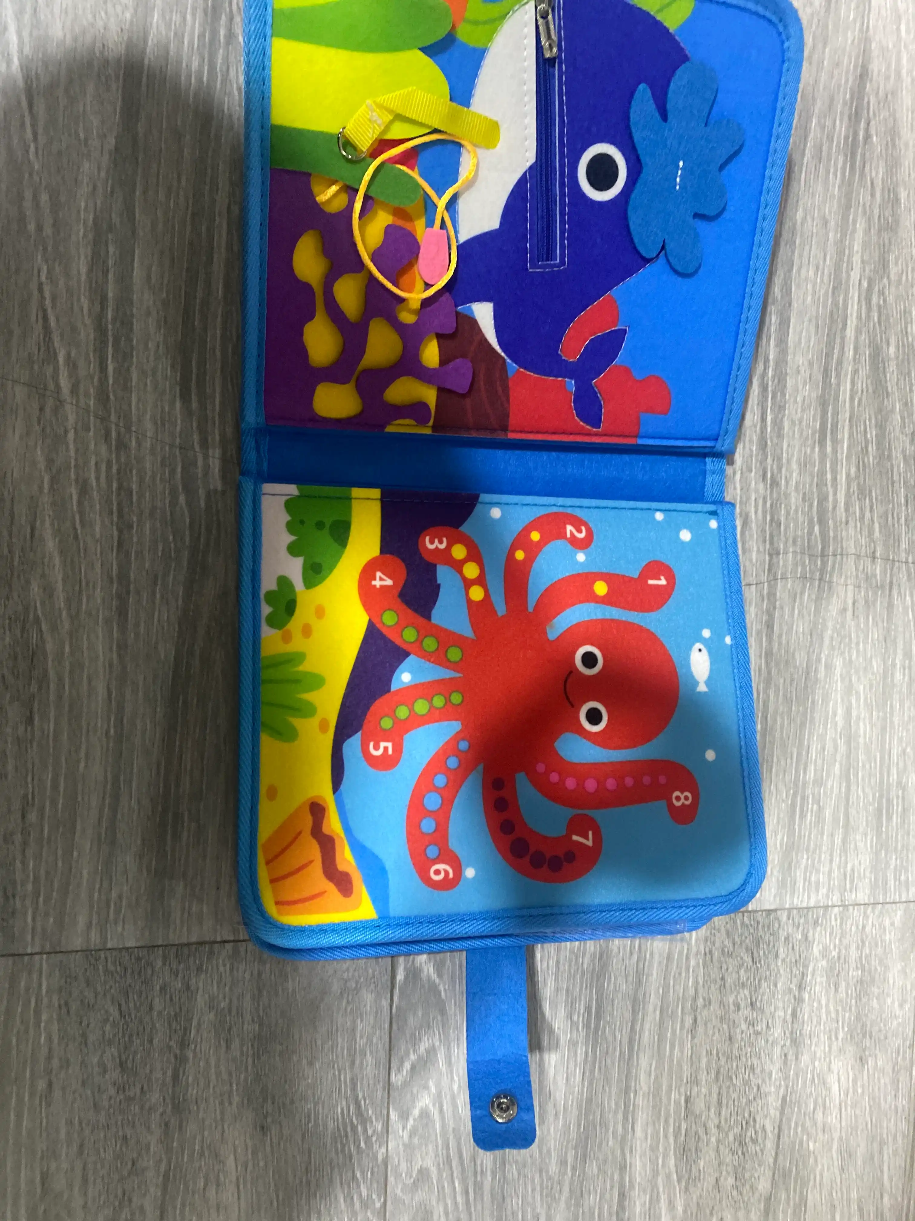 1 yoshgacha bo‘lgan bolalar uchun rivojlantiruvchi o‘yinchoq bizibord kitobchasi