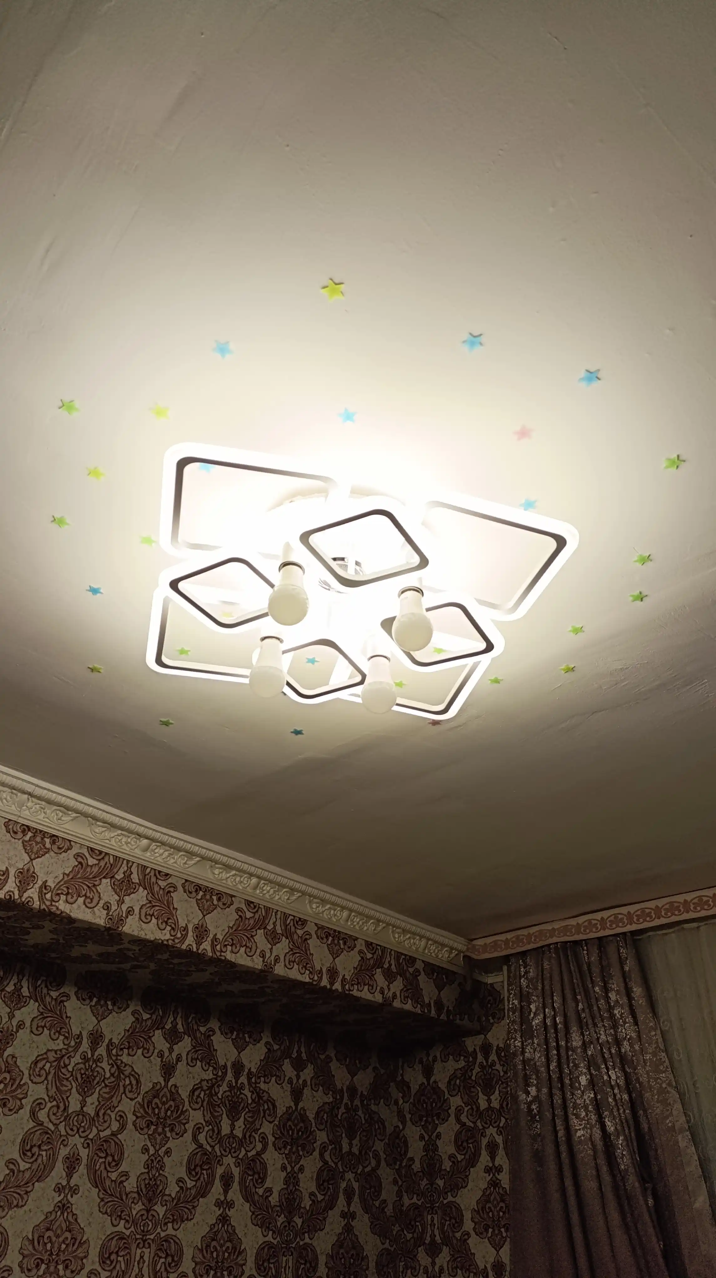 Zamonaviy shift LED lyustra, 4 ta patron, 5 ta yoritish rejimi, 25 m² gacha yoritish