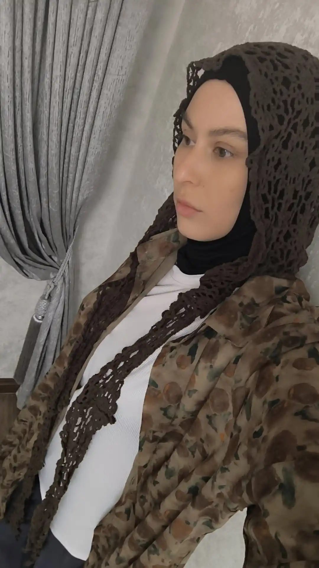 Ayollar uchun ajur kapyushon-kapor