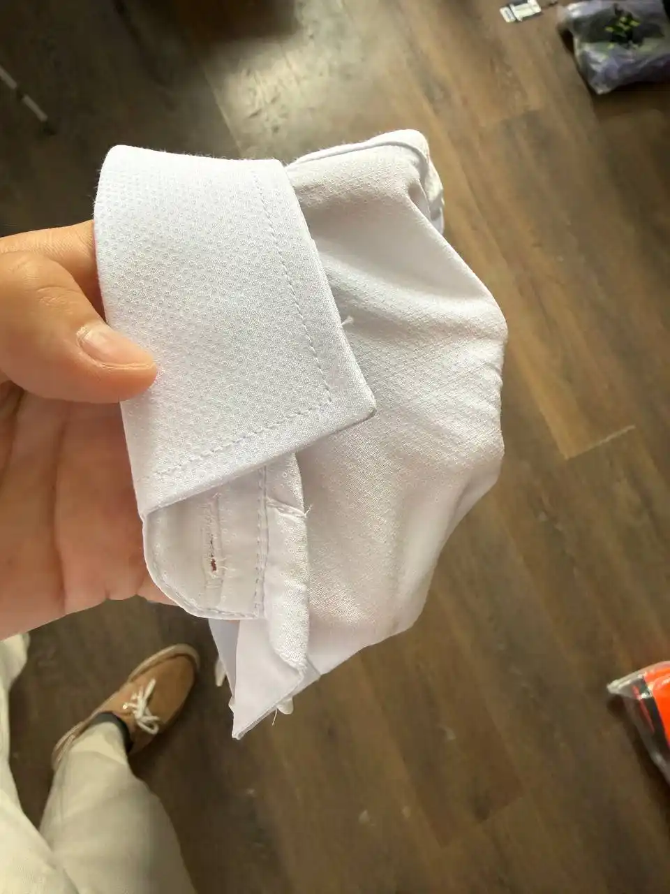 Oq erkaklar ko‘ylagi, ofis uchun uzun yengli ko‘ylak, 1 o‘lcham kattaroq oling
