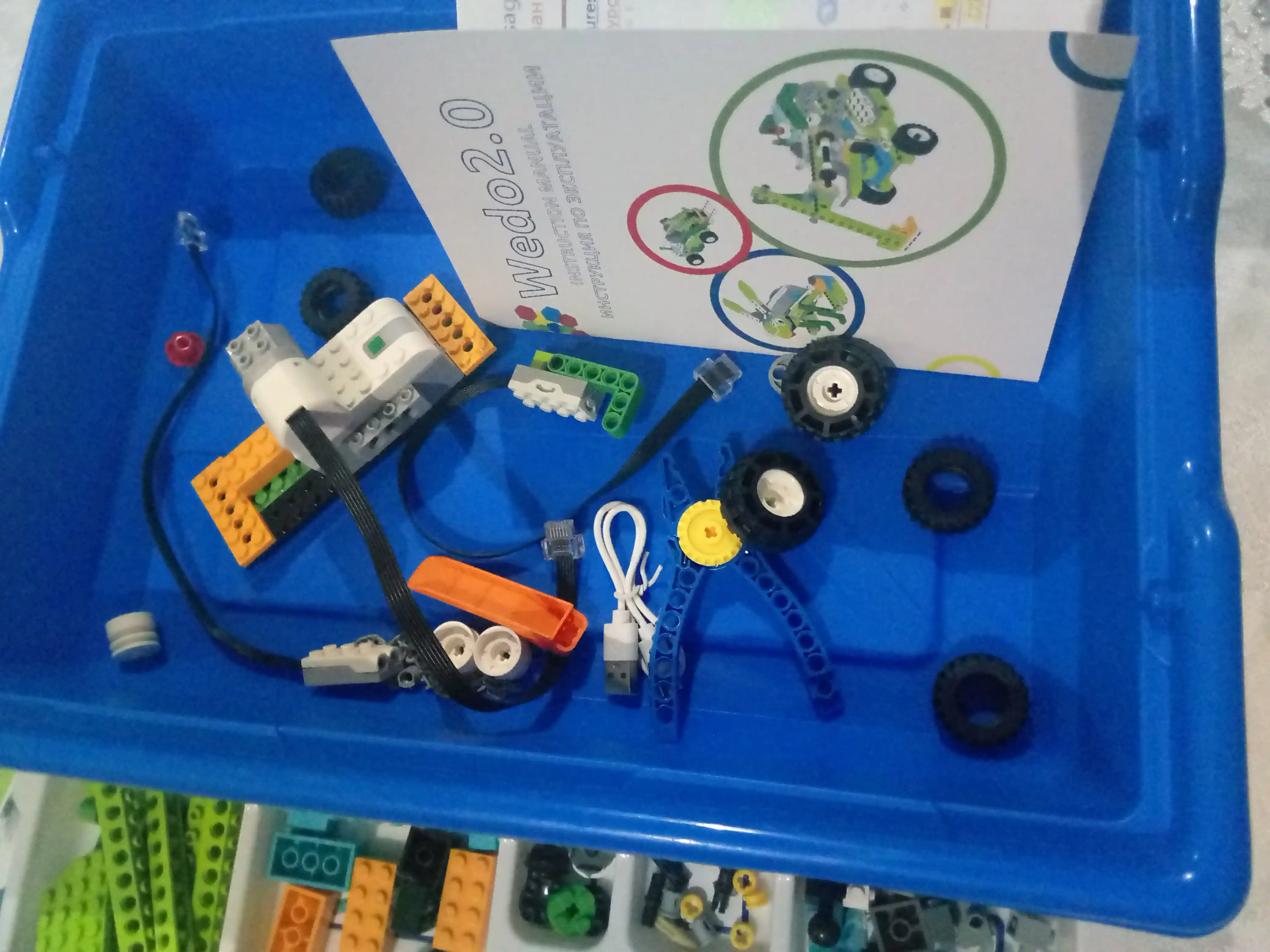 WeDo 2.0 akkumulyatorli konstruktor robototexnika va dasturlash