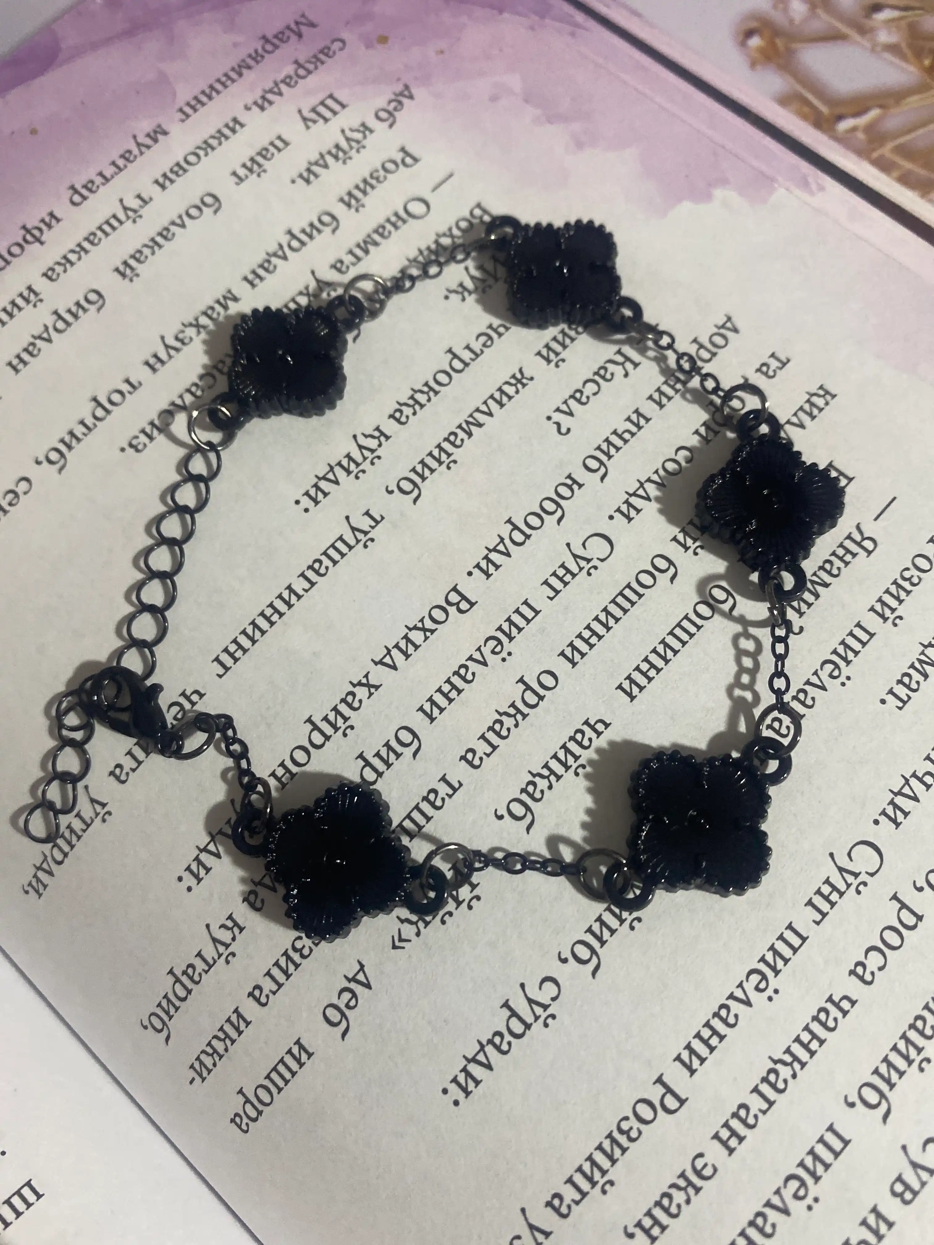 Ayollar va qizlar uchun bilaguzuklar Van Cleef, rangini o'zgartirmaydi va qoraymaydi